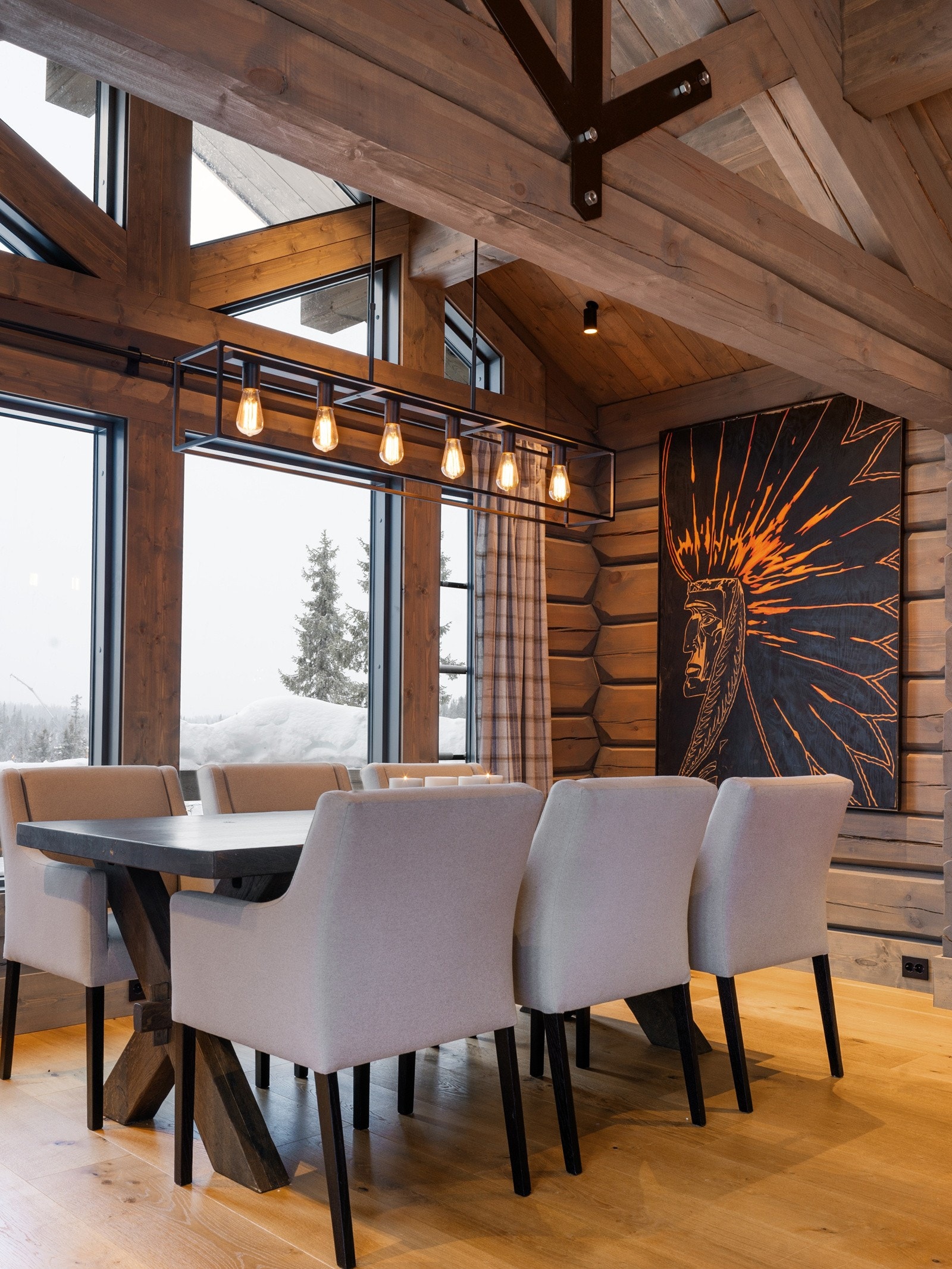 De store vinduene gir mulighet for å nyte måltidet samtidig med en flott utsikt over naturen utenfor. Galleribilde