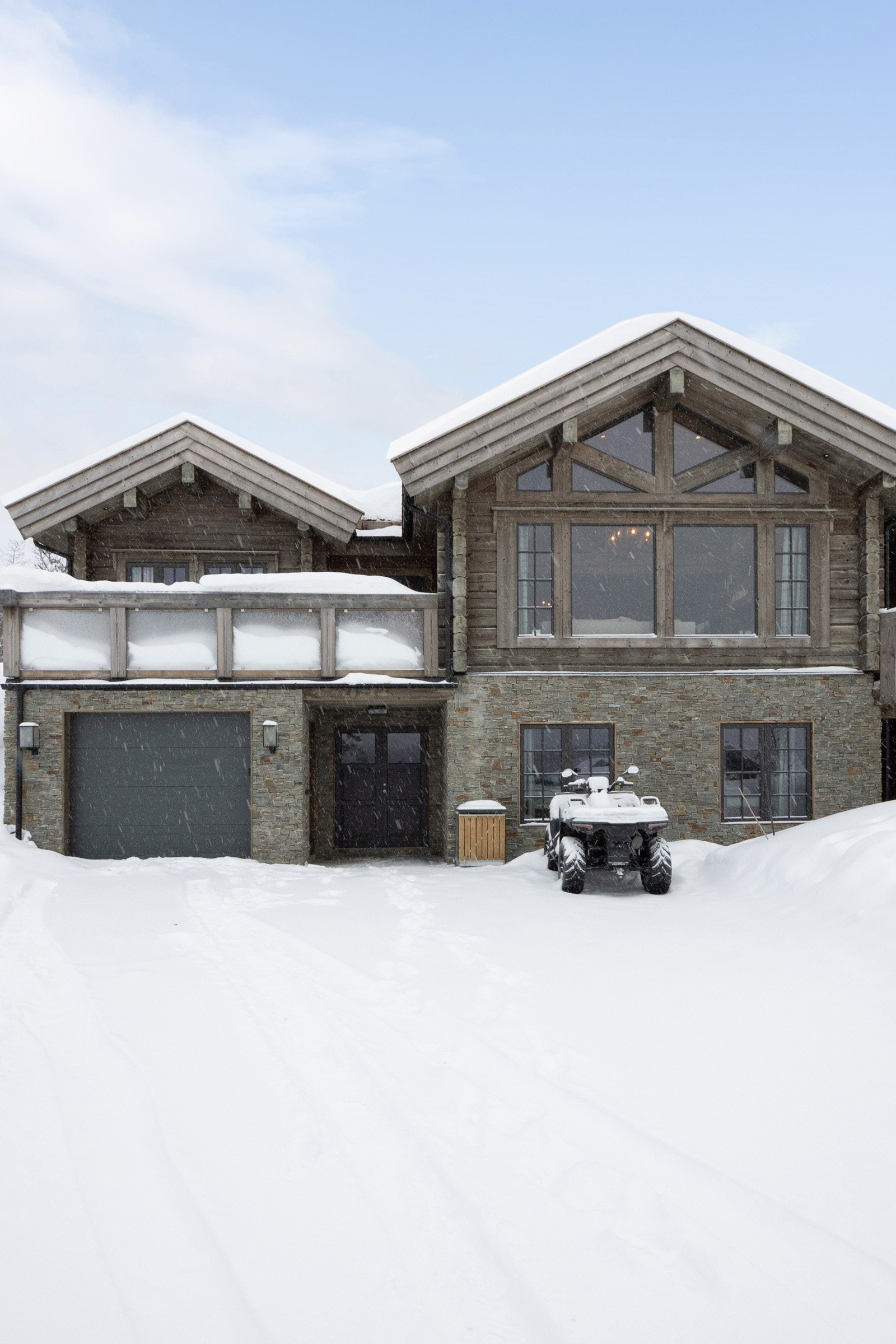 Innkjøring til en oppvarmet garasje i hyttas underetasje. Galleribilde