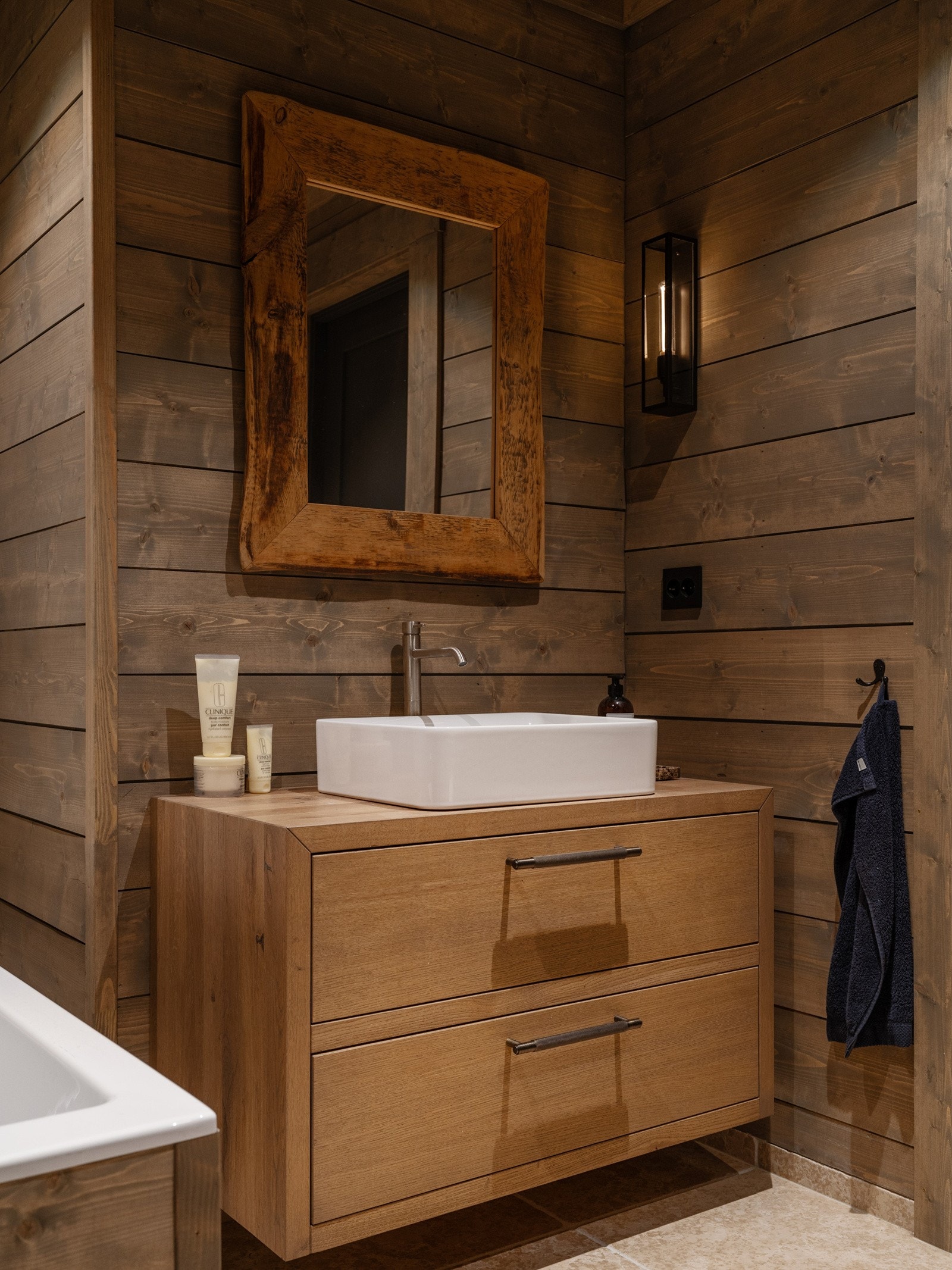 Alle badene har snekkerbygde baderomsinnredninger. Galleribilde