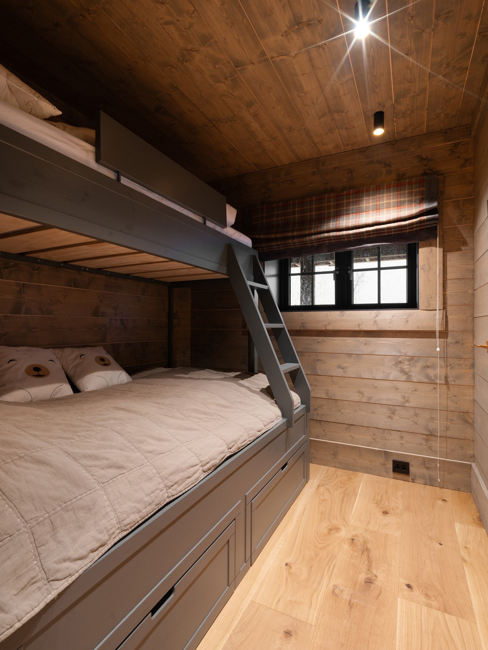 Det er fire soverom i hyttas underetasje, her med familiekøyeseng som er snekkertilpasset. Galleribilde
