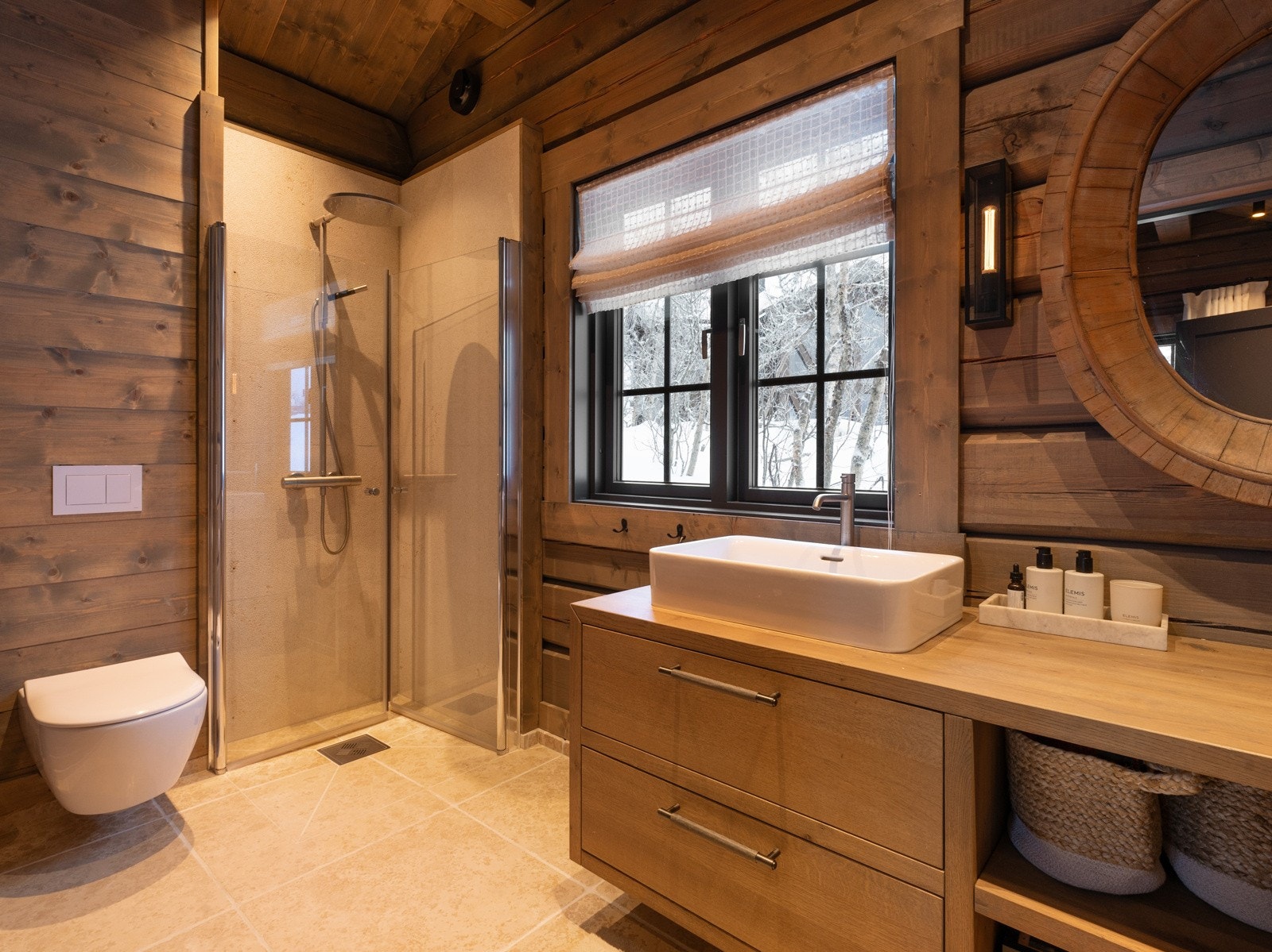 Alle de tre badene har flislagte gulv og flislagt dusjnisje. Galleribilde