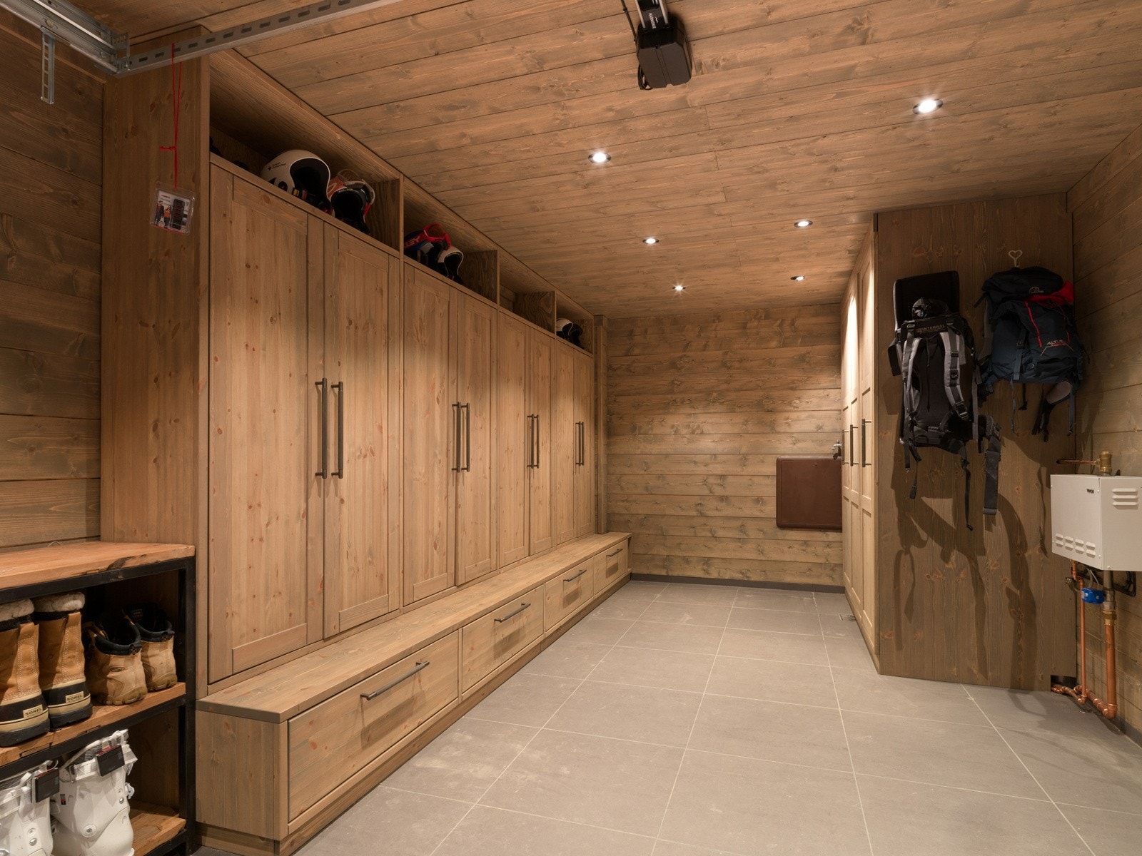 Meget praktisk og påkostet garderobeløsning i gangen i underetasjen. Galleribilde
