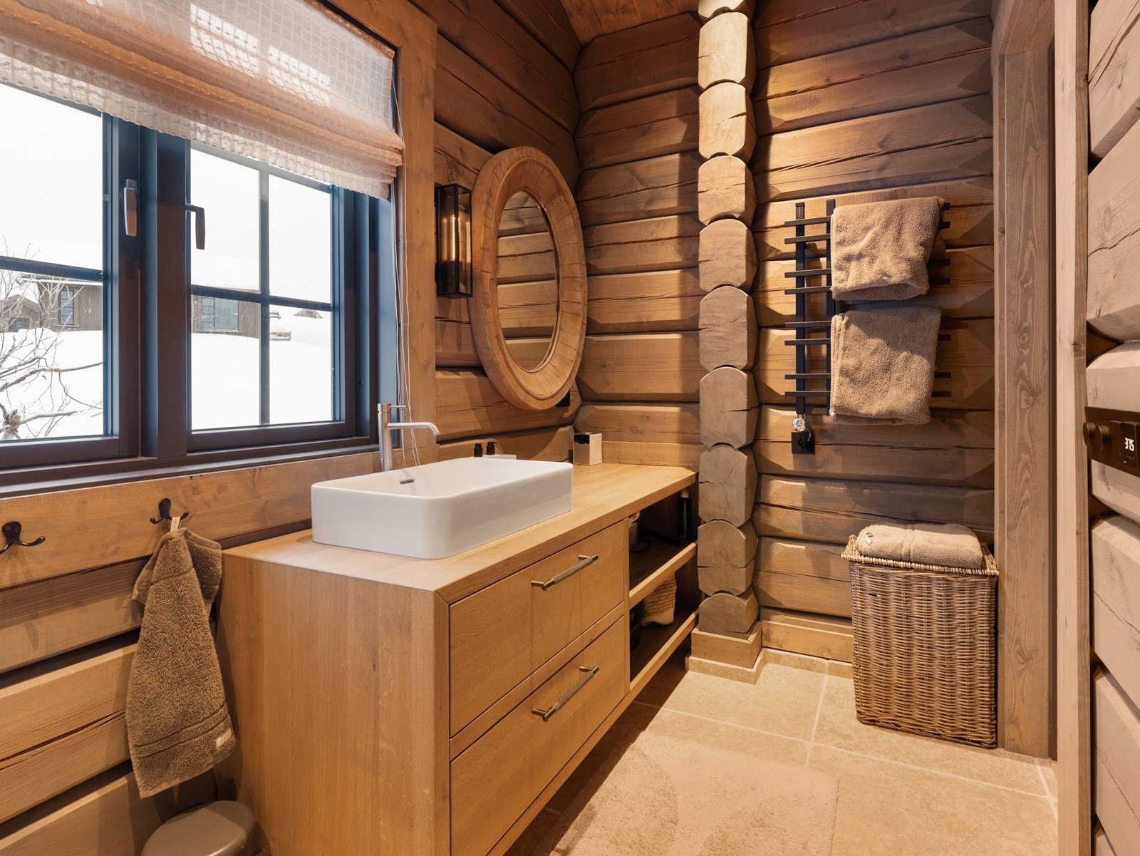 Fliser på gulv og vegger er av naturstein levert av Skógr. Galleribilde