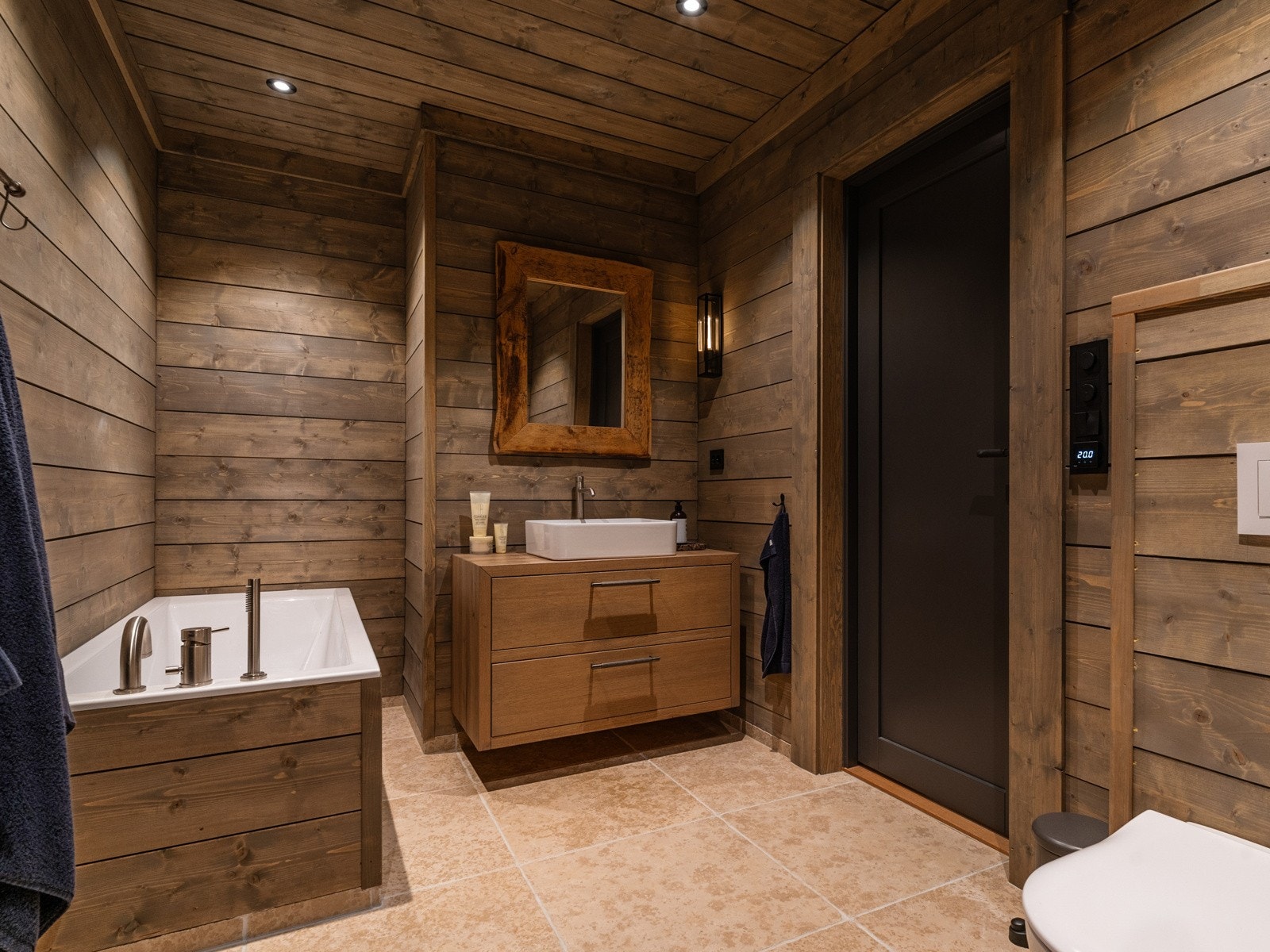 Det ene badet i underetasjen har i tillegg til dusj et innebygget badekar. Galleribilde