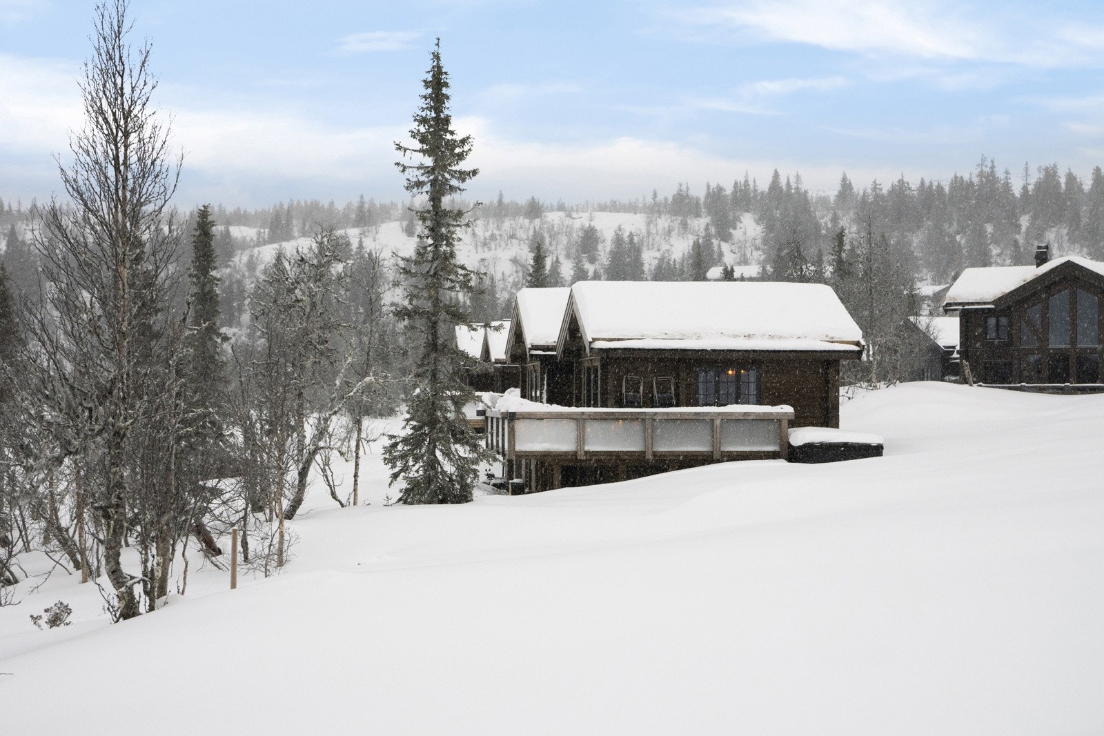 Beliggende i et meget attraktivt område høyt oppe på området og "midt i bakken" på Kvitfjells vestside. Galleribilde