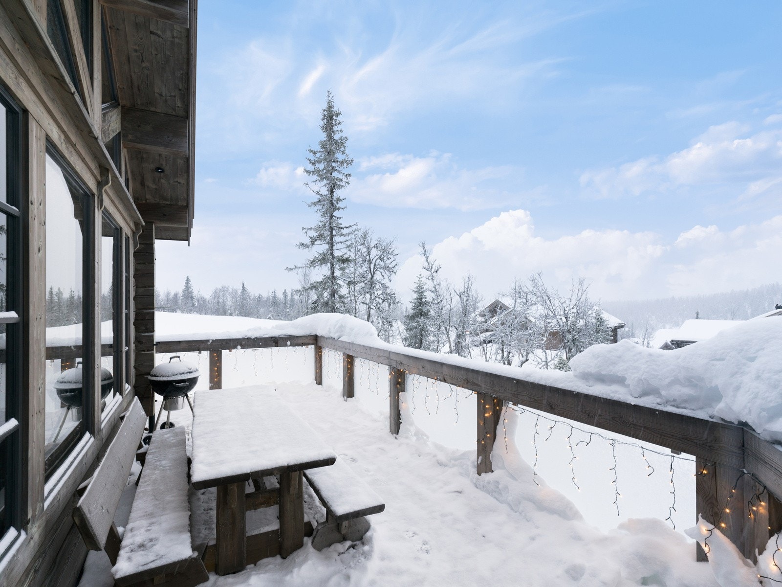 Verandaen er perfekt for utendørs aktiviteter som grilling og avslapping i solveggen. Galleribilde