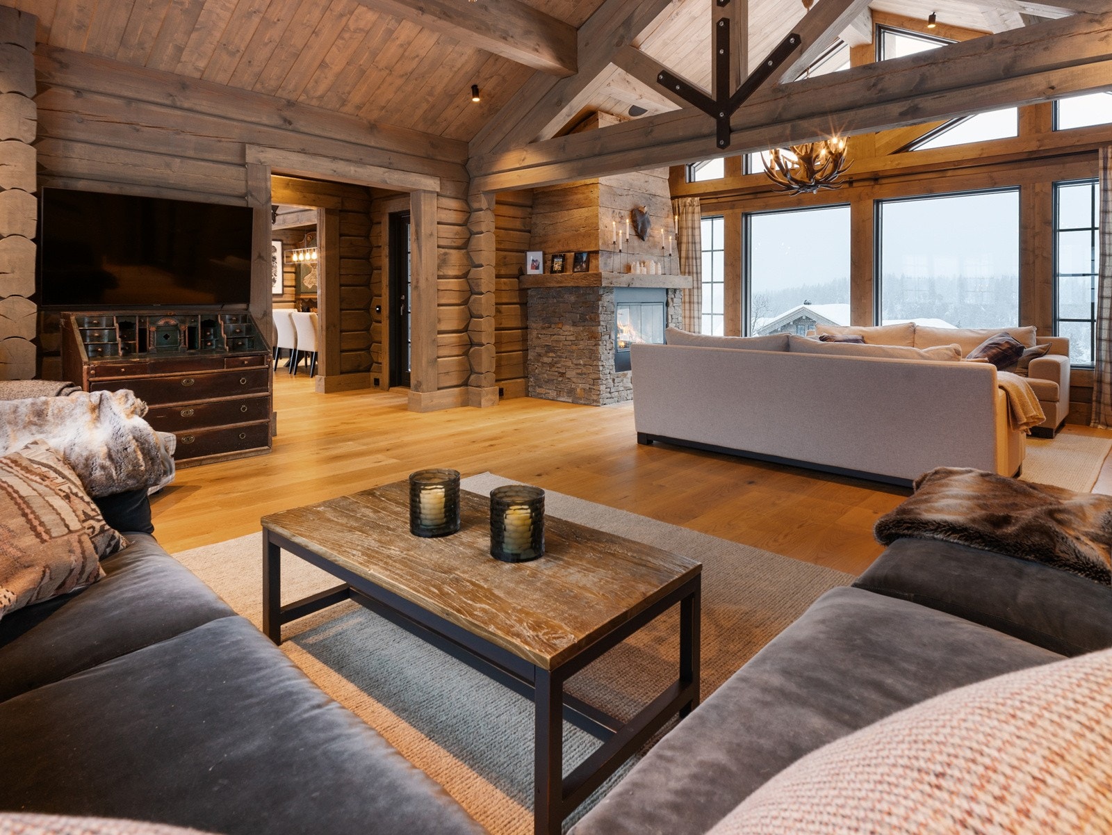 God plass til sofaløsninger og tilhørende møbler i stuen. Galleribilde