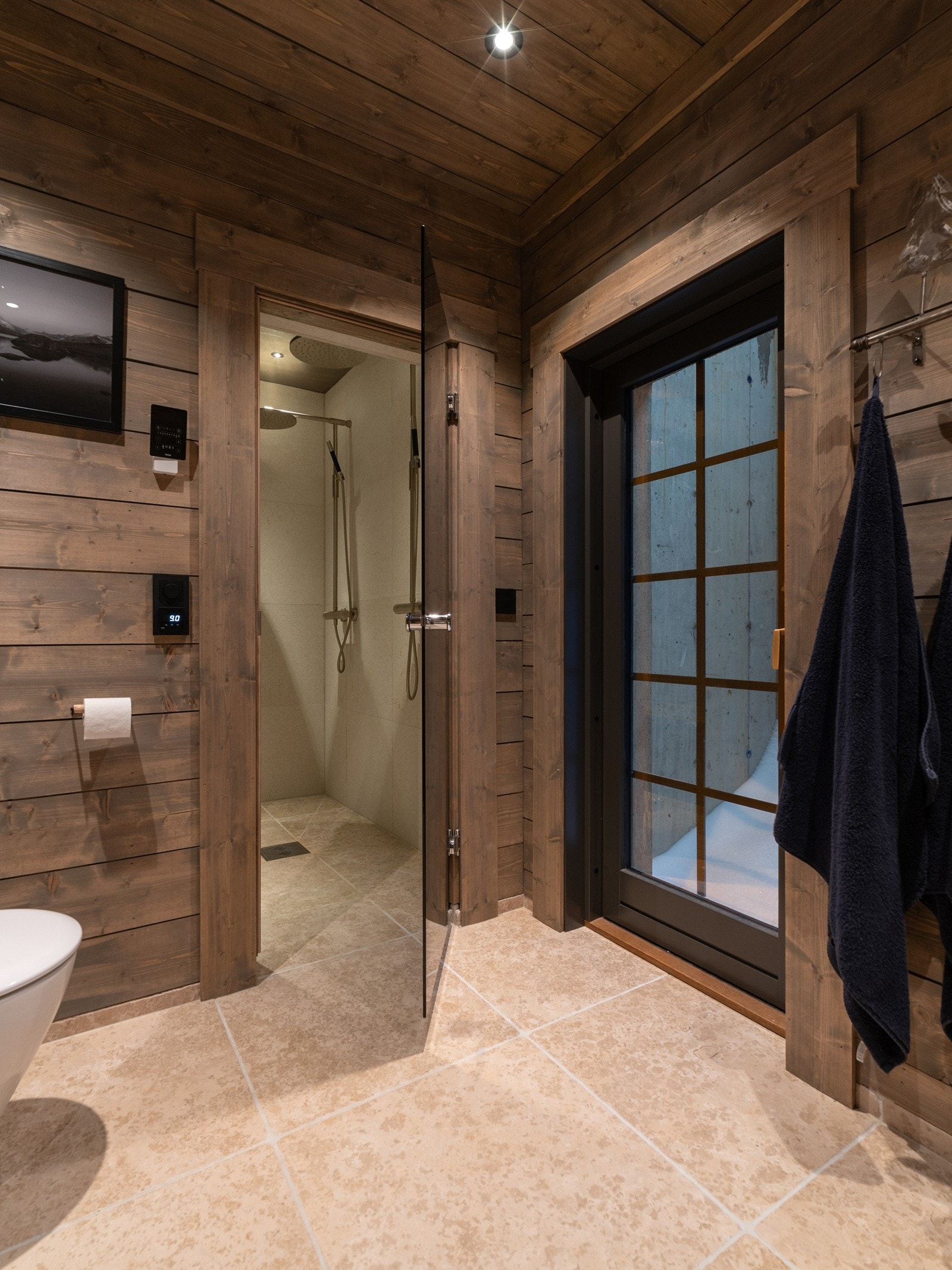 Et av badene i underetasjen har dusjrom med doble dusjer. Galleribilde