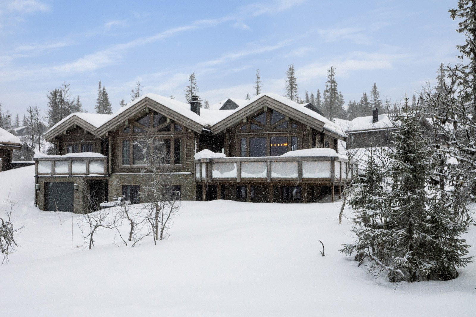 Vestvendt tomt i skrånet terreng med flotte sol- og utsiktsforhold. For det meste naturlig vegetasjon. Galleribilde
