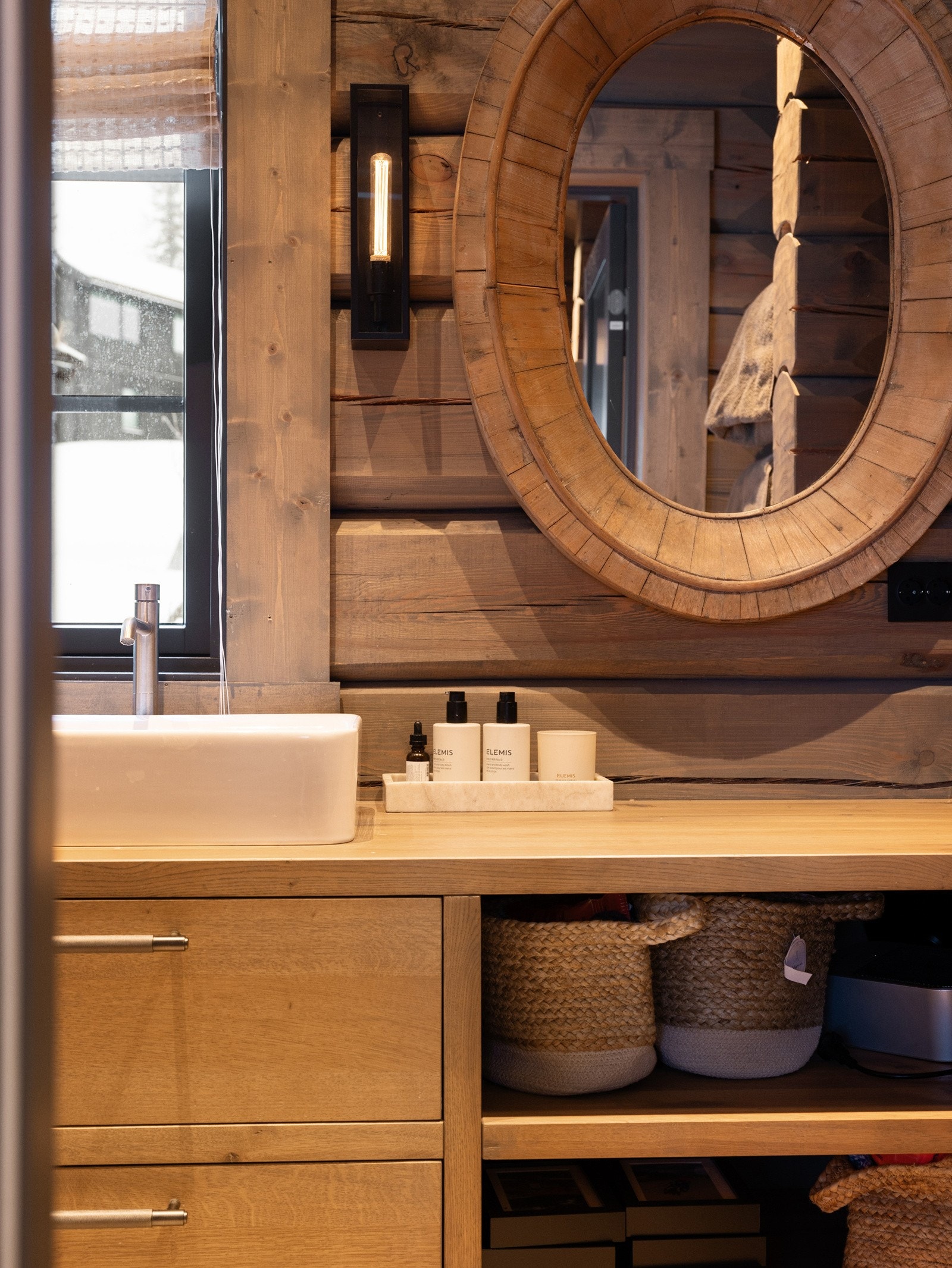 Snekkertilpassede skap på badene. Galleribilde