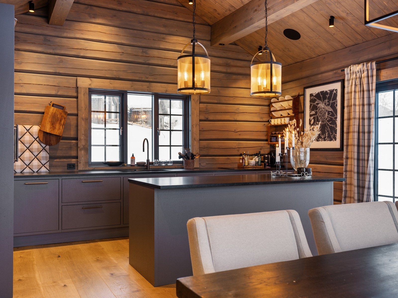 En smart kjøkkenøy sørger for at det er godt med skap og benkeplass på dette kjøkkenet. Galleribilde