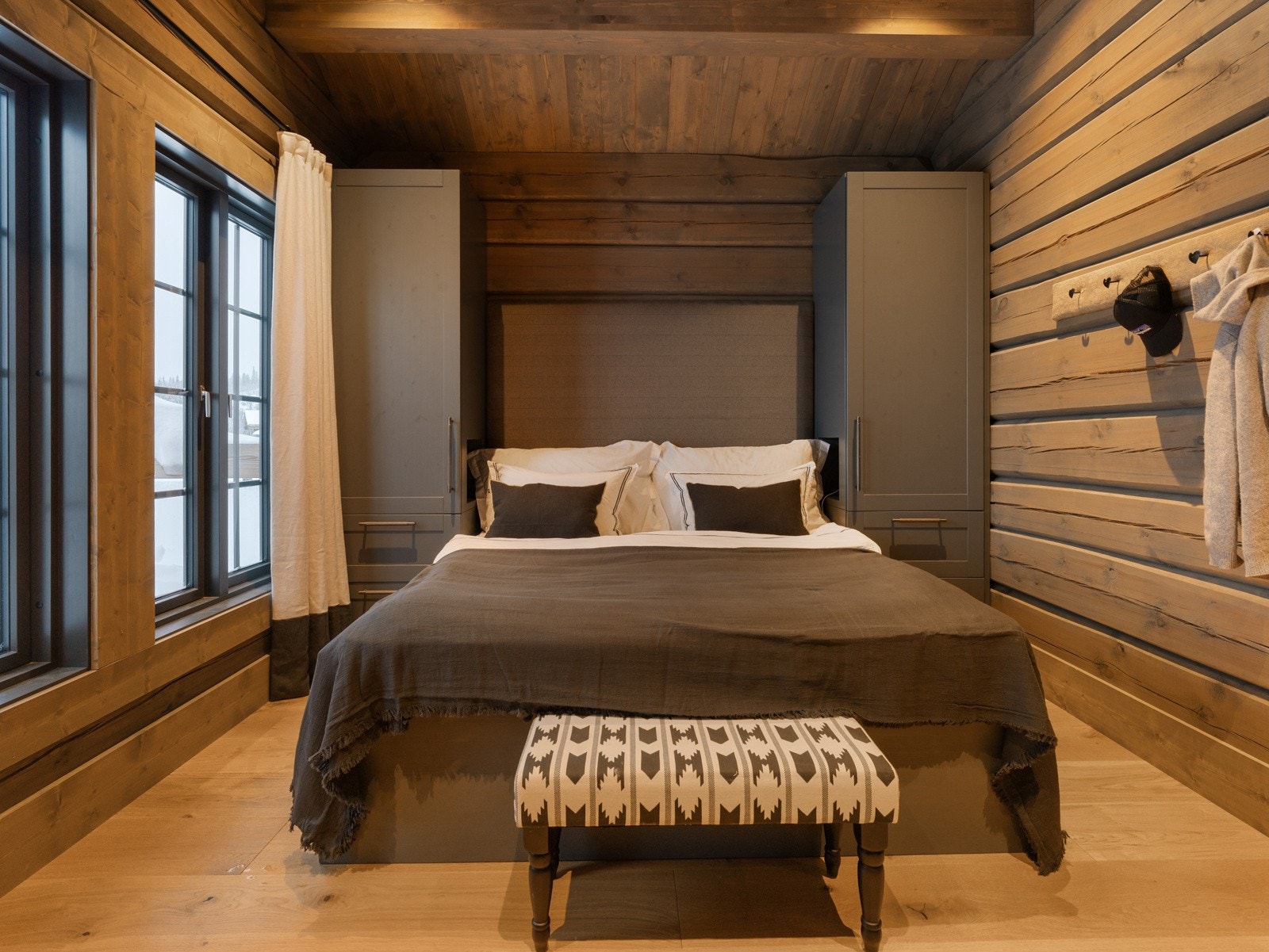 Hovedsoverommet med snekkertilpassede møbler i form av dobbeltseng og garderobeløsninger. Galleribilde