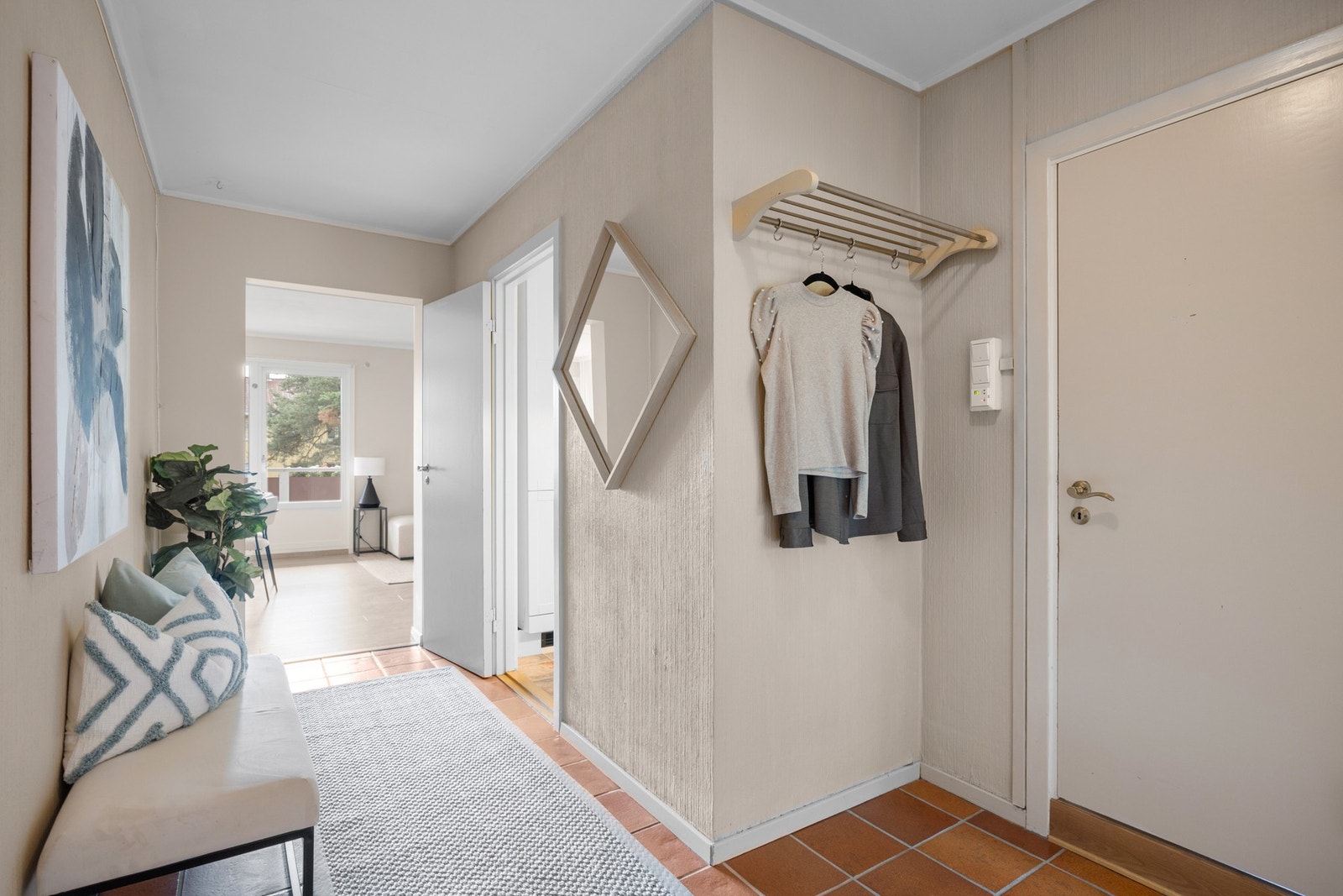 Leiligheten har en romslig entrè. Boligen disponerer også 2 boder, èn i kjelleren og èn på loftet. Galleribilde