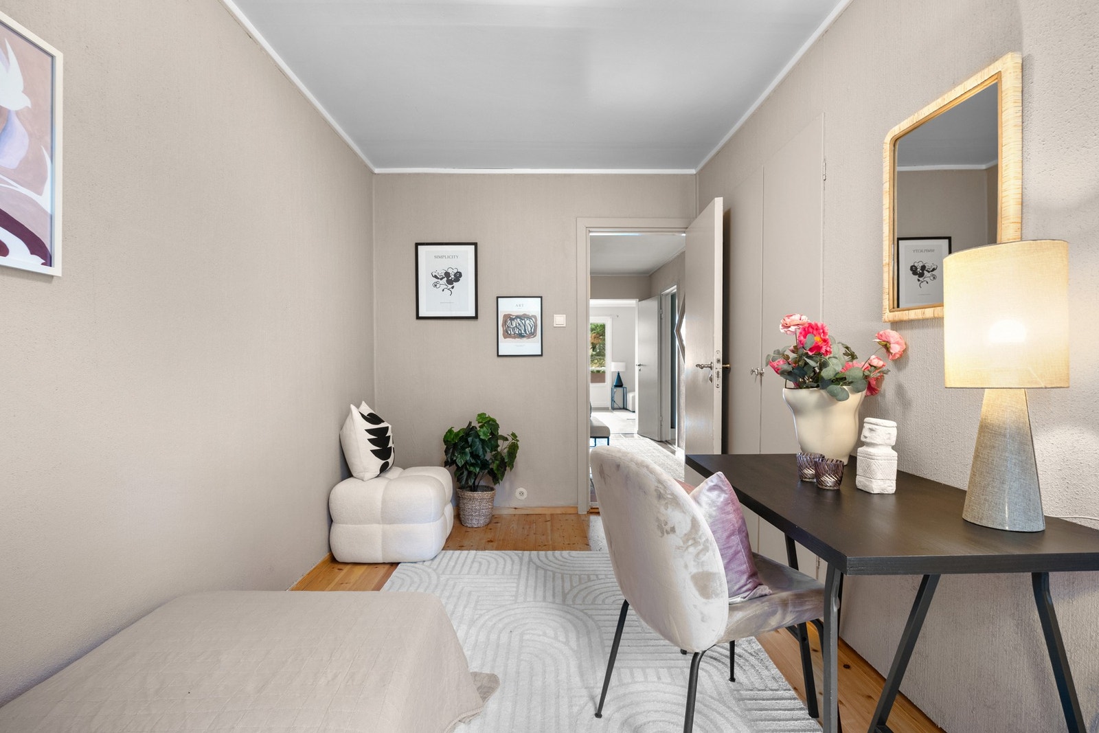 Det har plass til seng, skrivebord og oppbevaringsmøbler. Galleribilde