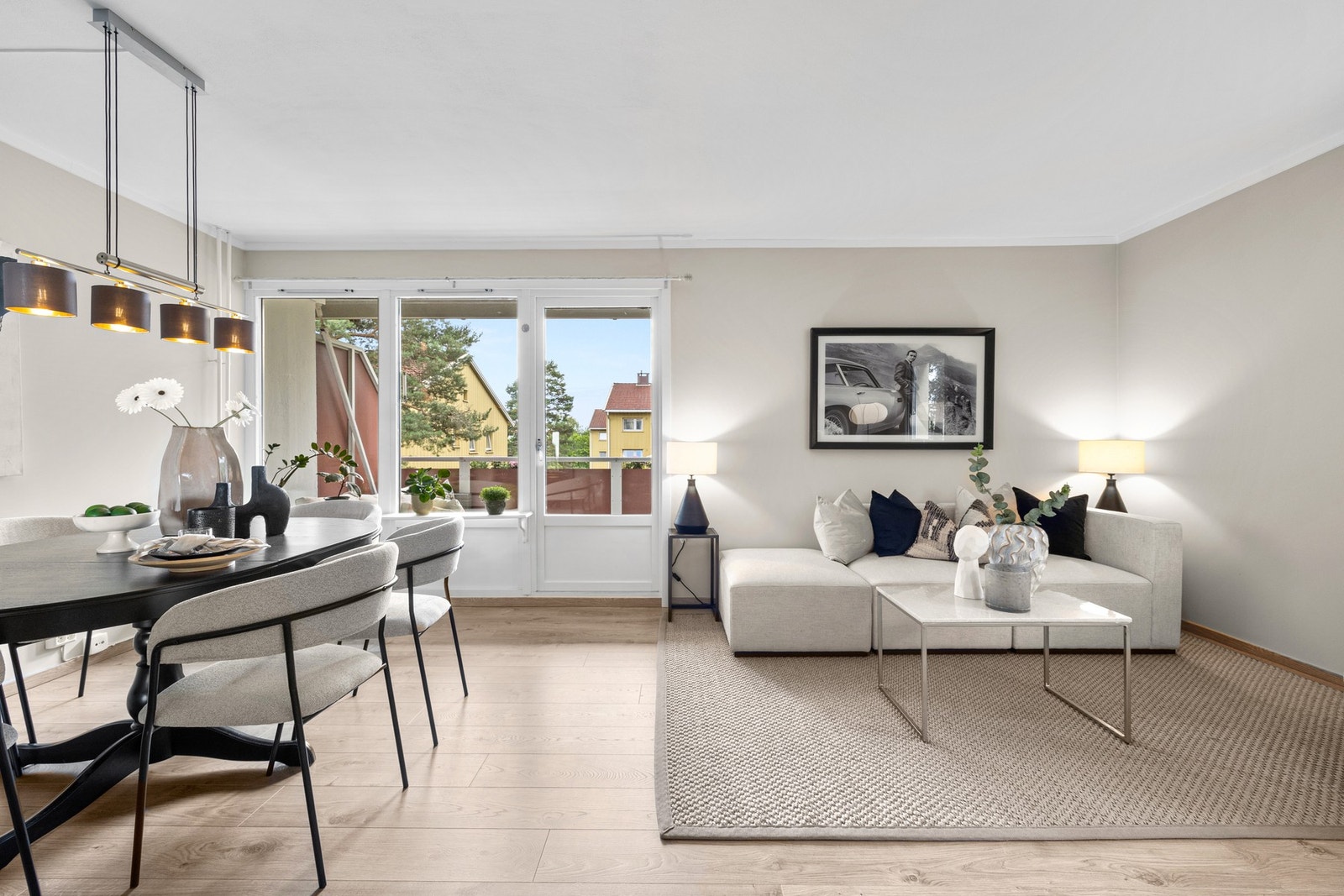 Flott stue som ble pusset opp i 2023. Veggene er slette, mens gulvet er belagt med laminat, som er slitesterkt og enkelt å vedlikeholde. Galleribilde