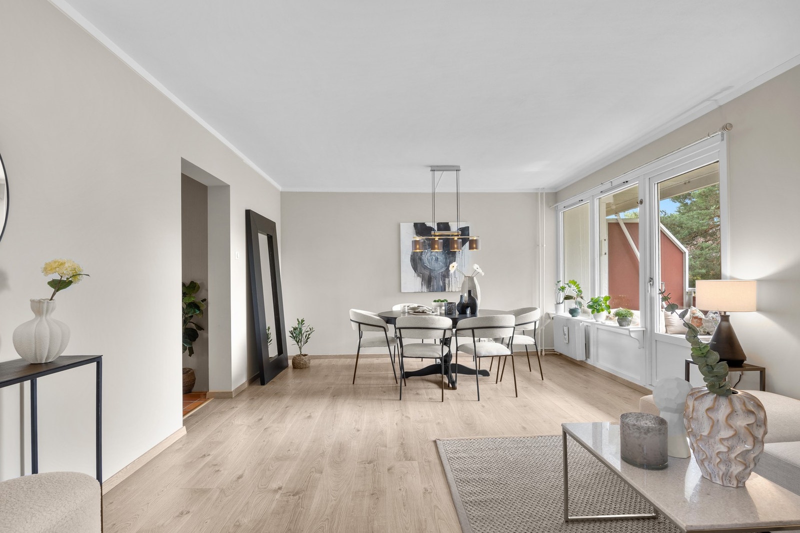 Rommet har en utgang til en sydvestvendt overbygd balkong, noe som gir mulighet for enkel tilgang til uteplass og ekstra bruksmuligheter Galleribilde