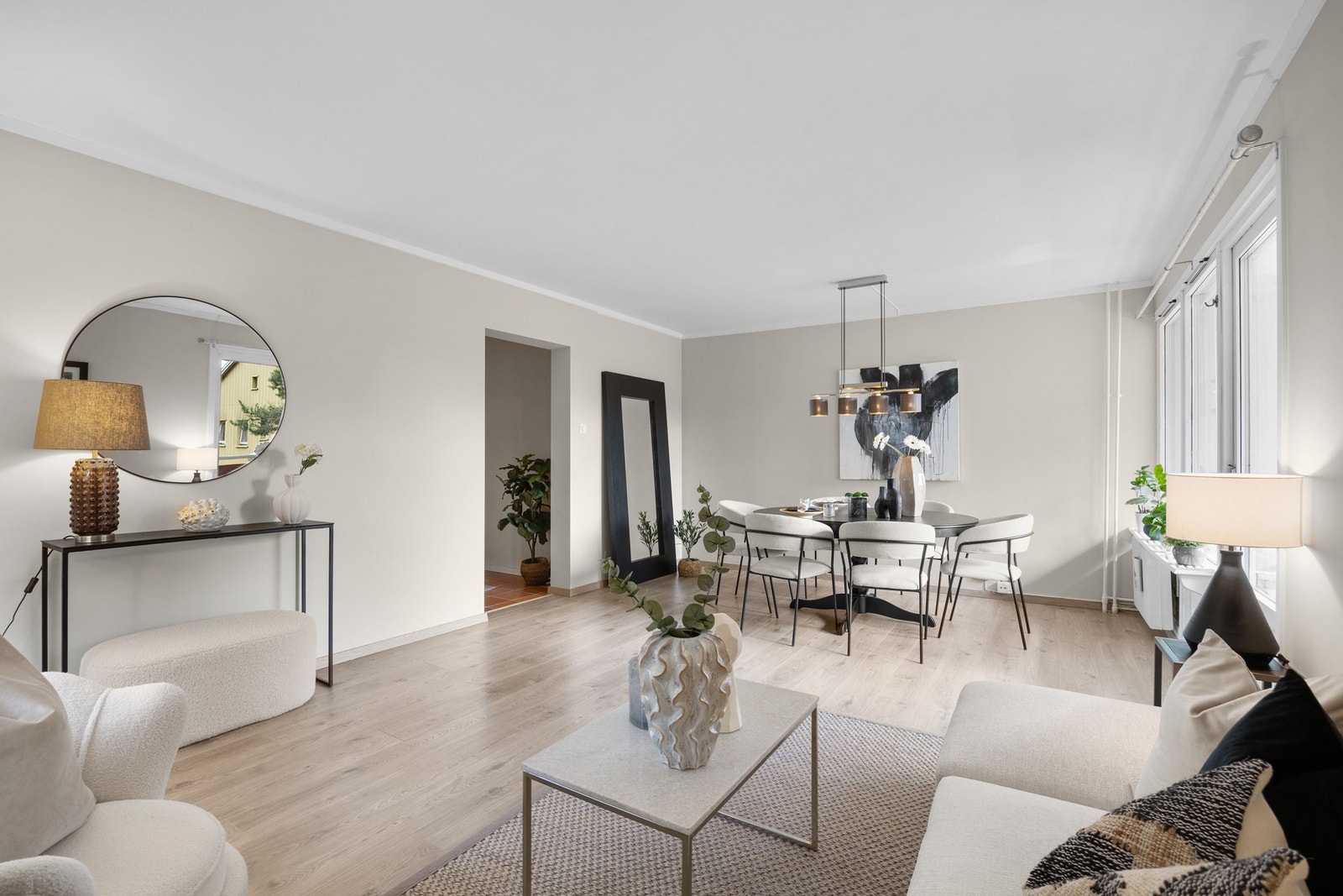 Flott stue som ble pusset opp i 2023. Veggene er slette, mens gulvet er belagt med laminat, som er slitesterkt og enkelt å vedlikeholde. Galleribilde