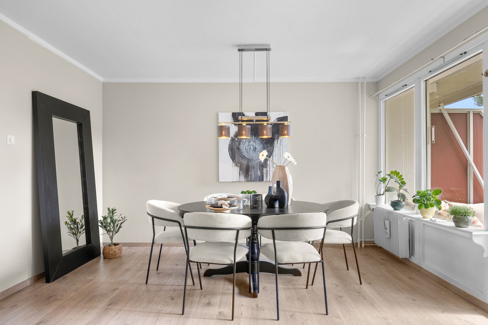 Stuen kan enkelt innredes med både sofa- og spisegruppe. Galleribilde