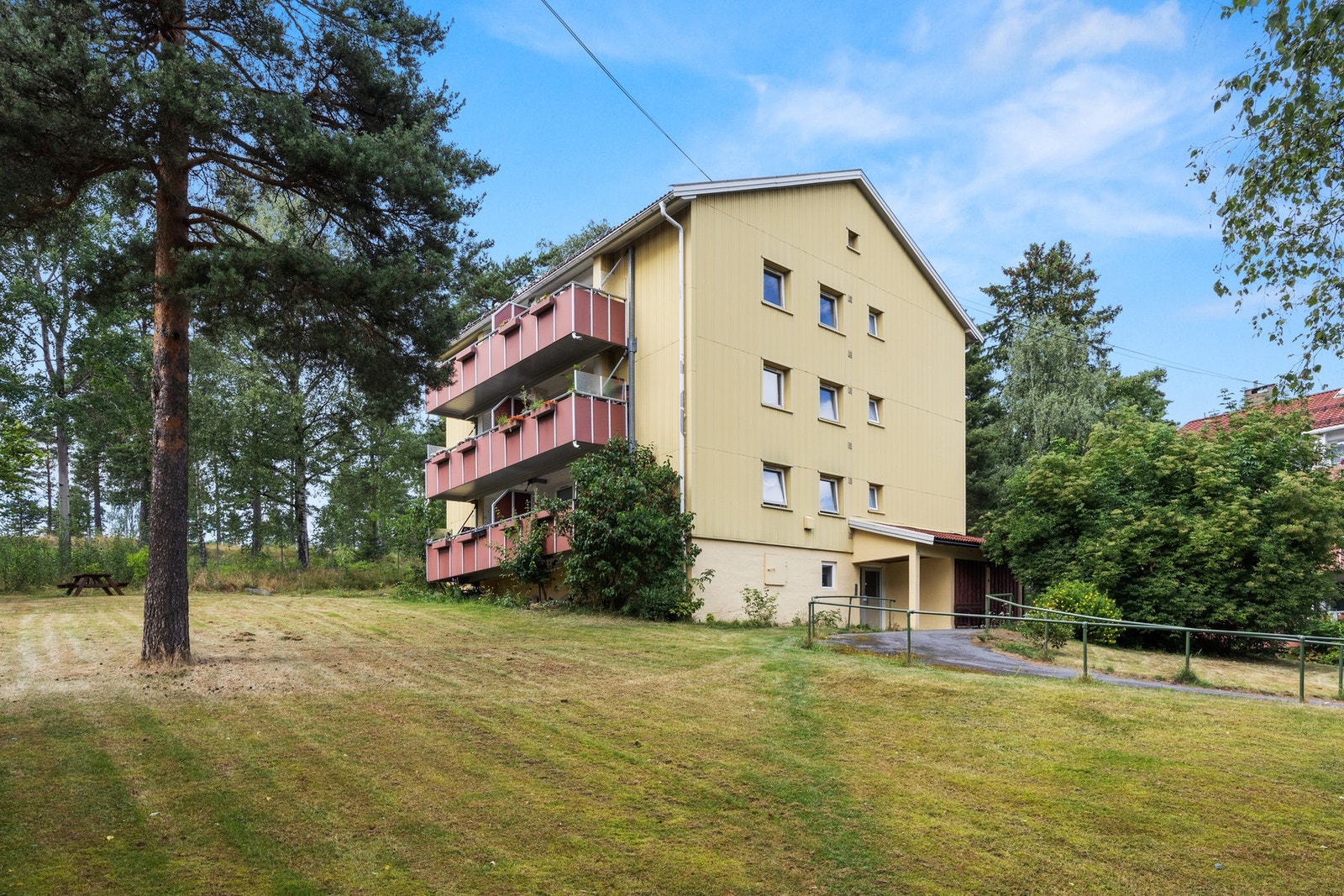 Bygget er omkranset med en stor gressplen. Galleribilde