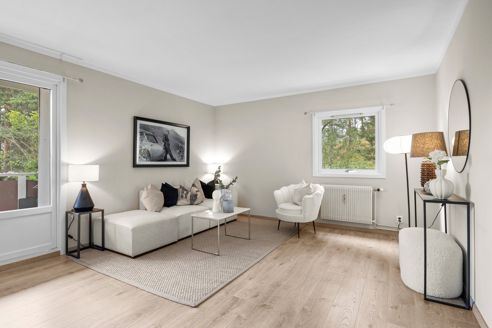 Som endeleilighet har du store vindusflater som bidrar til naturlig lysinnslipp, noe som gjør det enkelt å skape et lyst og trivelig oppholdsrom. Galleribilde