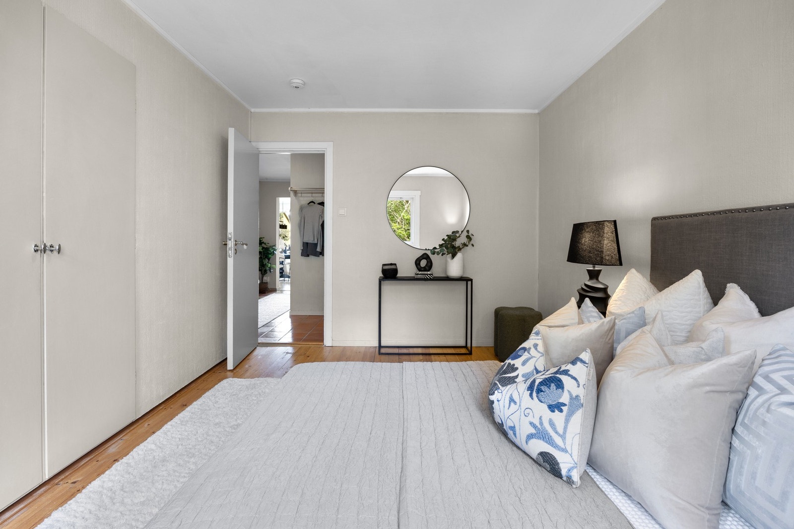 Hovedsoverommet har god plass til dobbeltseng og nattbord, med romslige garderobeskap som gir rikelig oppbevaringsplass. Galleribilde