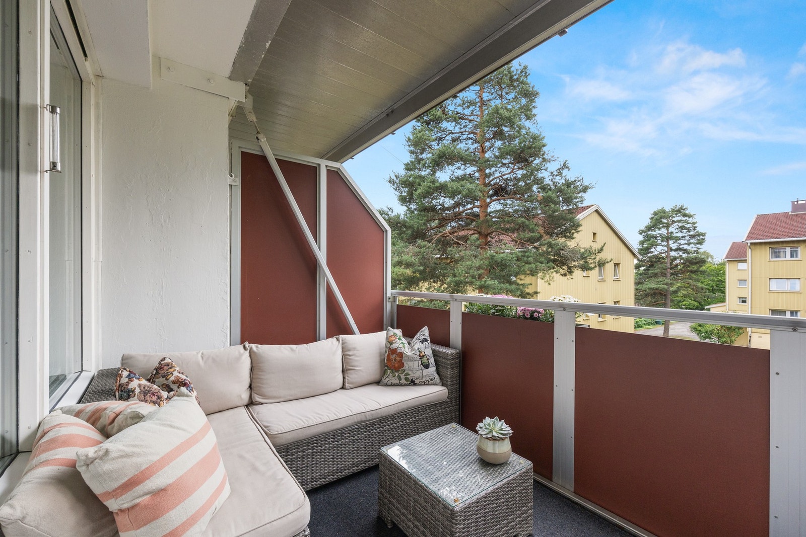 Sydvestvendt balkong på 7 kvm med utsikt mot rolige omgivelser. Galleribilde