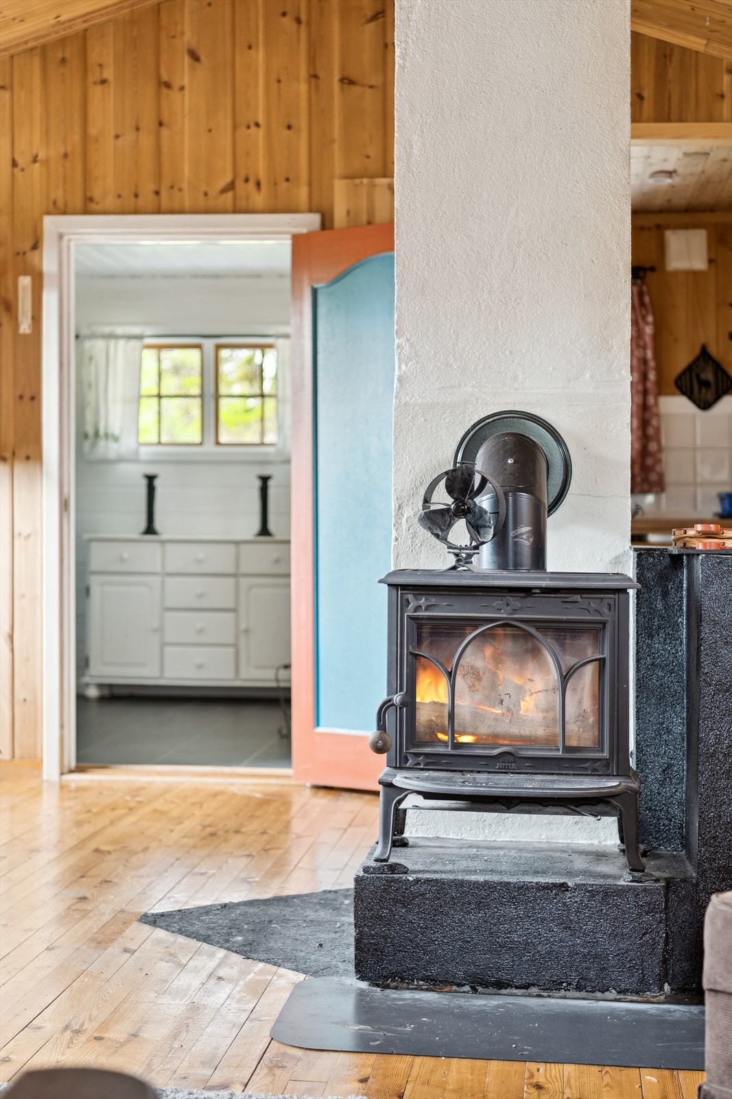 Stuen har en Jøtul F100 Eco peisovn som gir varme, og utgang til en veranda. Her er det gode møbleringsmuligheter for det man ønsker å fylle stuen med. Galleribilde