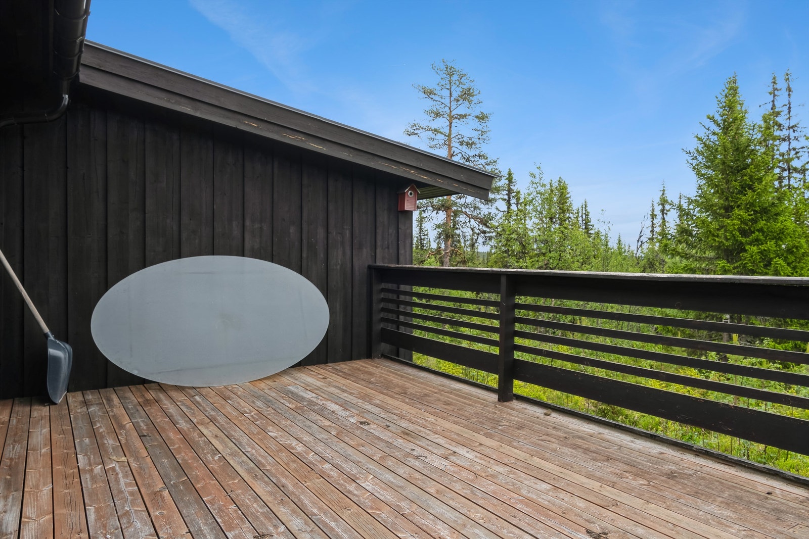 Romslig terrasse med adkomst fra stuen. Galleribilde