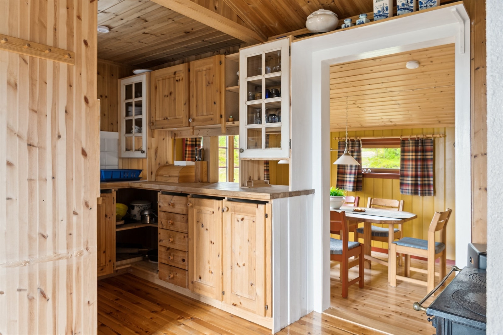 Kjøkkenet har en delvis plassbygd innredning med profilerte furufronter, benkeplate i heltre med dobbel kum og en praktisk barløsning mot stuen. Galleribilde