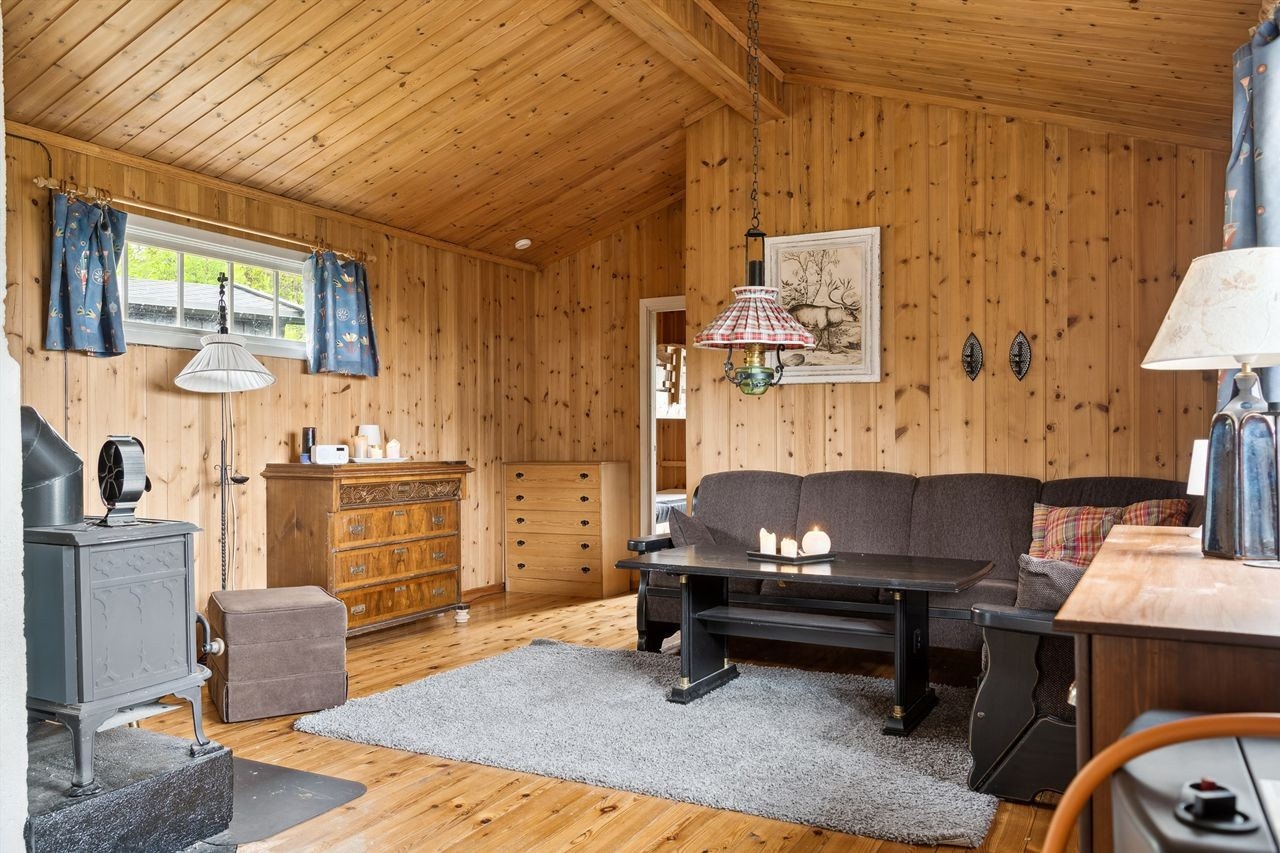 Hyttas sosiale sone består av en åpen løsning mellom stue og kjøkken, utvidet i 2008 med en lys spisekrok. Galleribilde