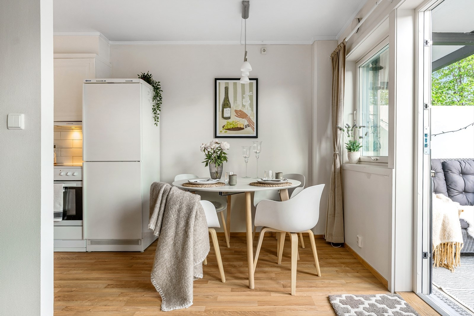 Stuen er på 18 m² og gir rom for både sofa- og spisegruppe. Galleribilde