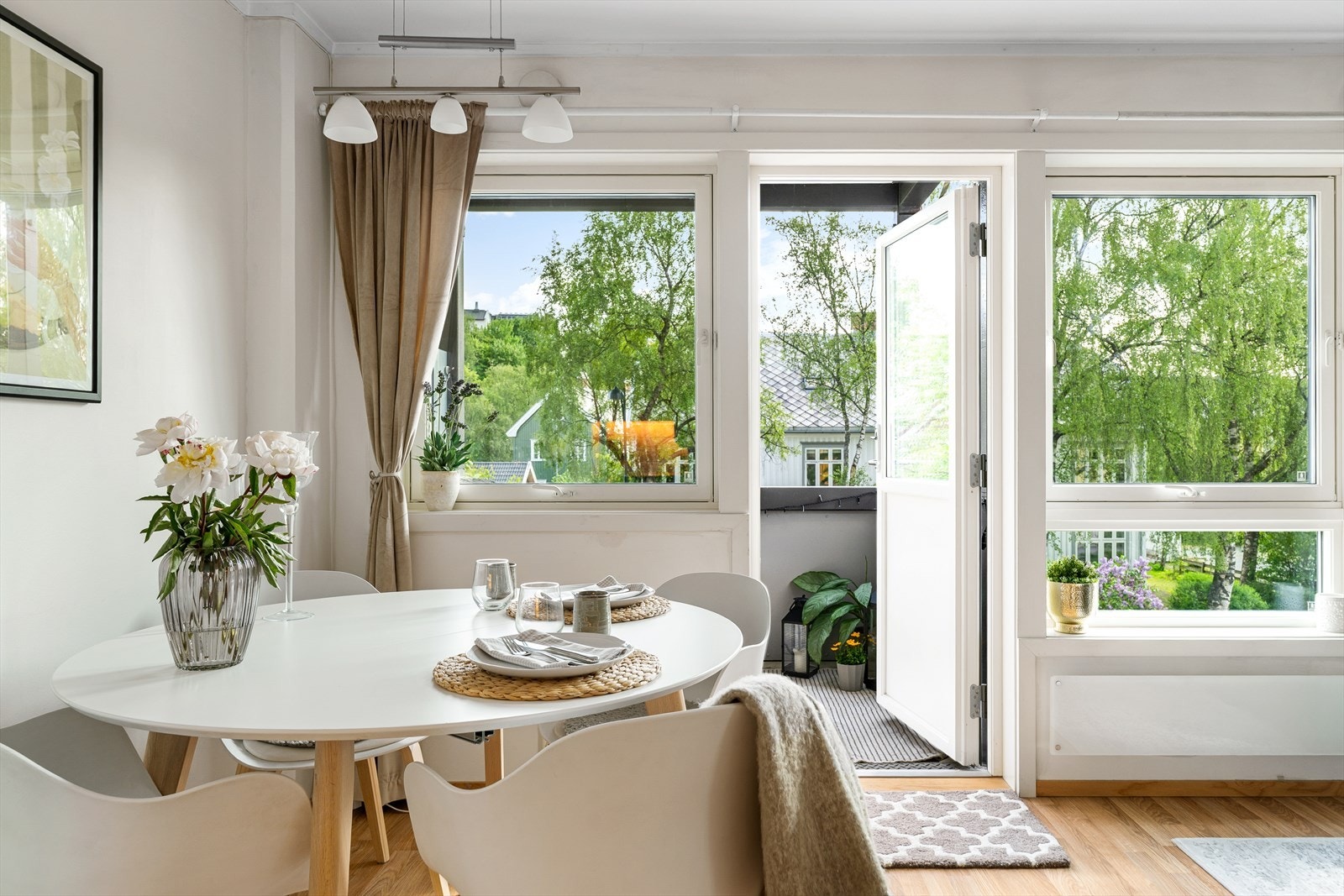 Det er rikelig med vindusflater og masse naturlig lysinnslipp. Galleribilde