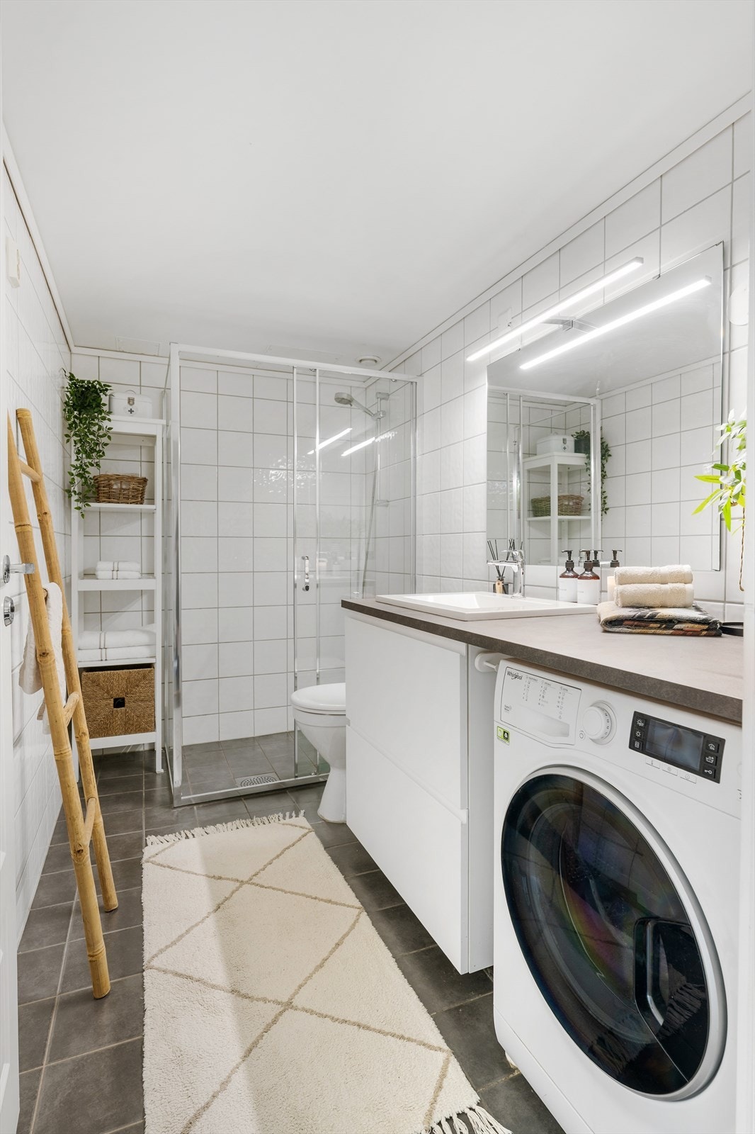 Badet ble pusset opp av tidligere eier i 2011, bortsett fra innredningen som er av nyere dato. Det er for øvrig behagelig varme i gulv med elektriske varmekabler. Galleribilde