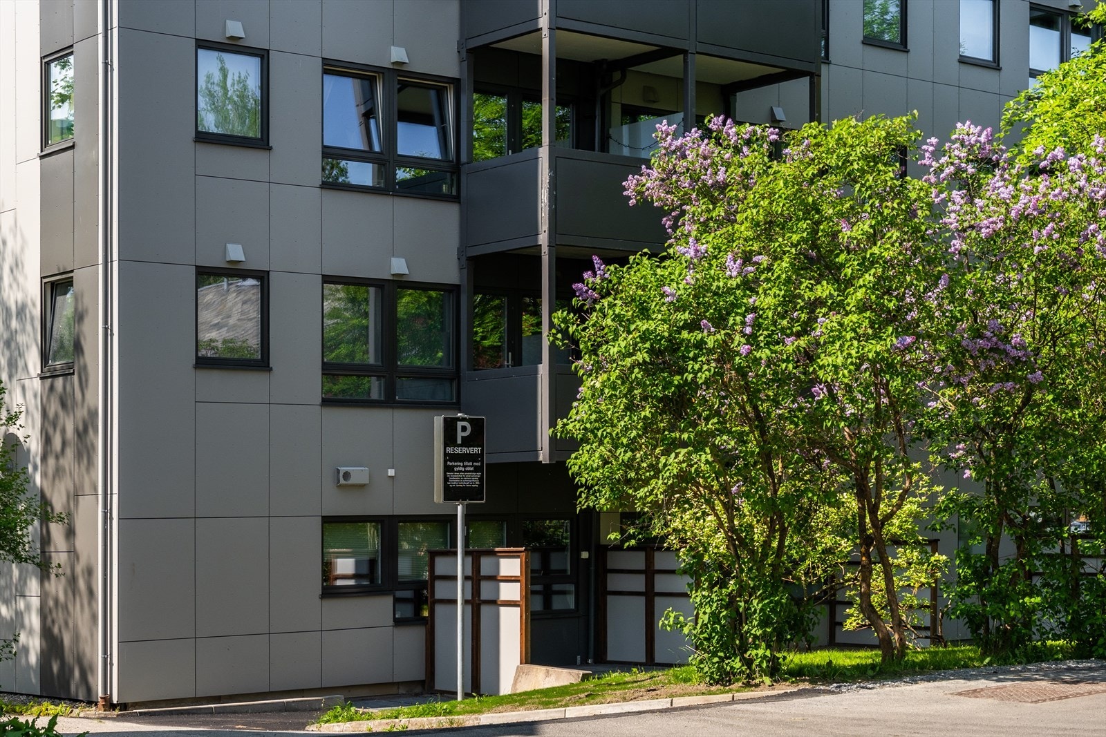 Borettslaget har sykkelparkering med sluk i kjeller, som gir mulighet for å vaske sykkel. Galleribilde