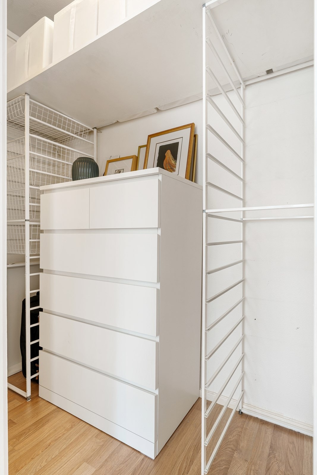 Fra soverommet er det tilgang på en bod på 2 m² som i dag benyttes til walk in closet. I tillegg disponerer leiligheten to eksterne boder på hhv. 1 og 3 m². Galleribilde