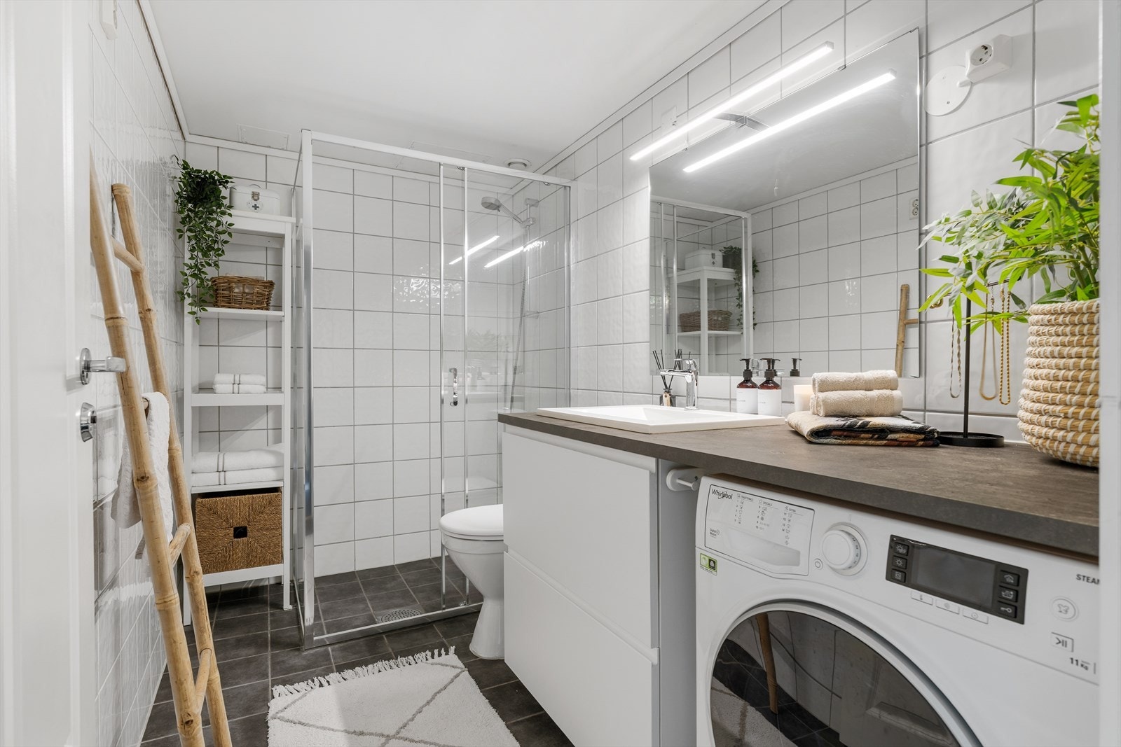 Stilrent bad med innredning samt dusjnisje av nyere dato. Vaskemaskin (kombi vask og tørk) medfølger handelen. Galleribilde