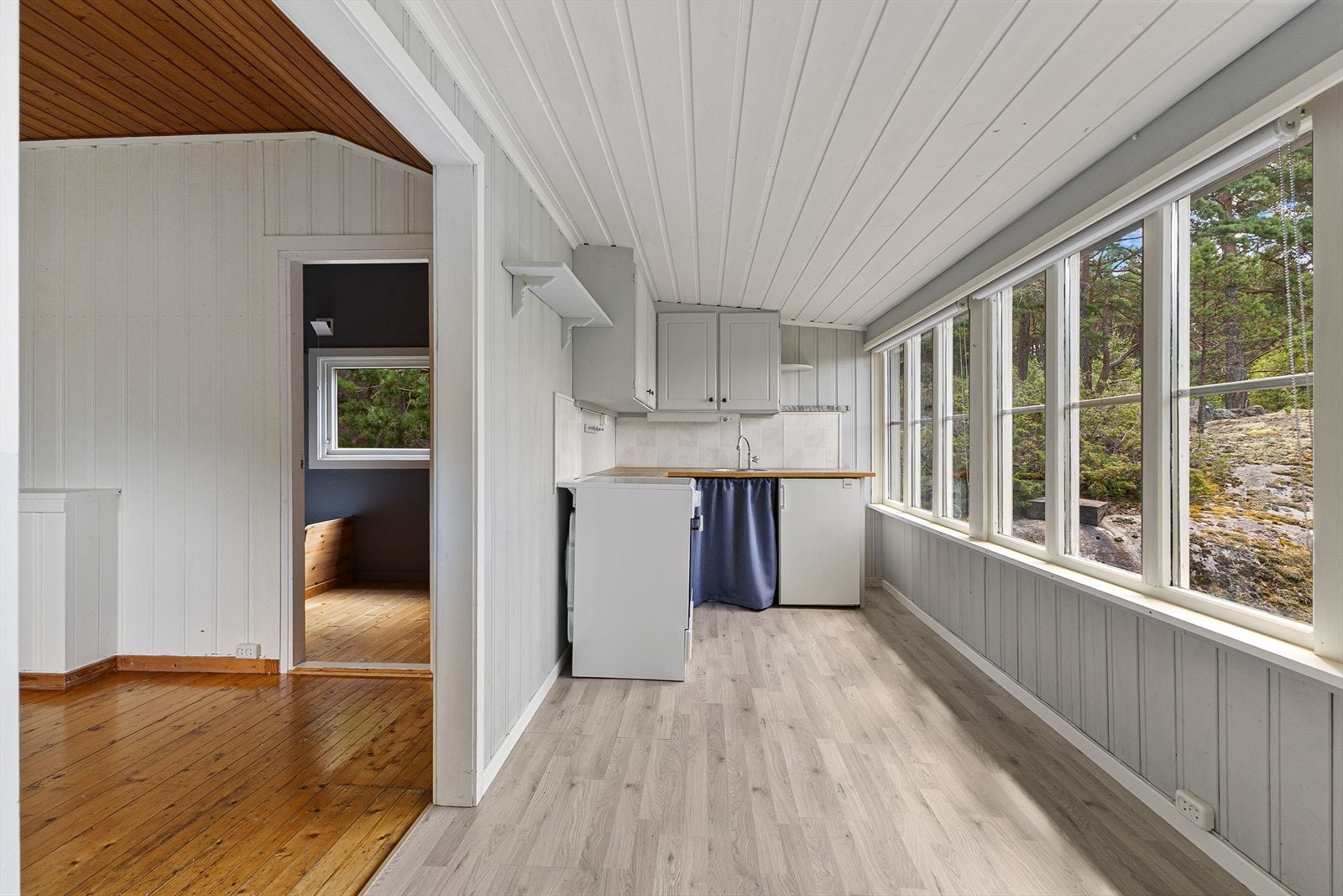 Kjøkkenet består av malt furukjøkken med profilerte fronter og heltre eik benkeplate. Galleribilde