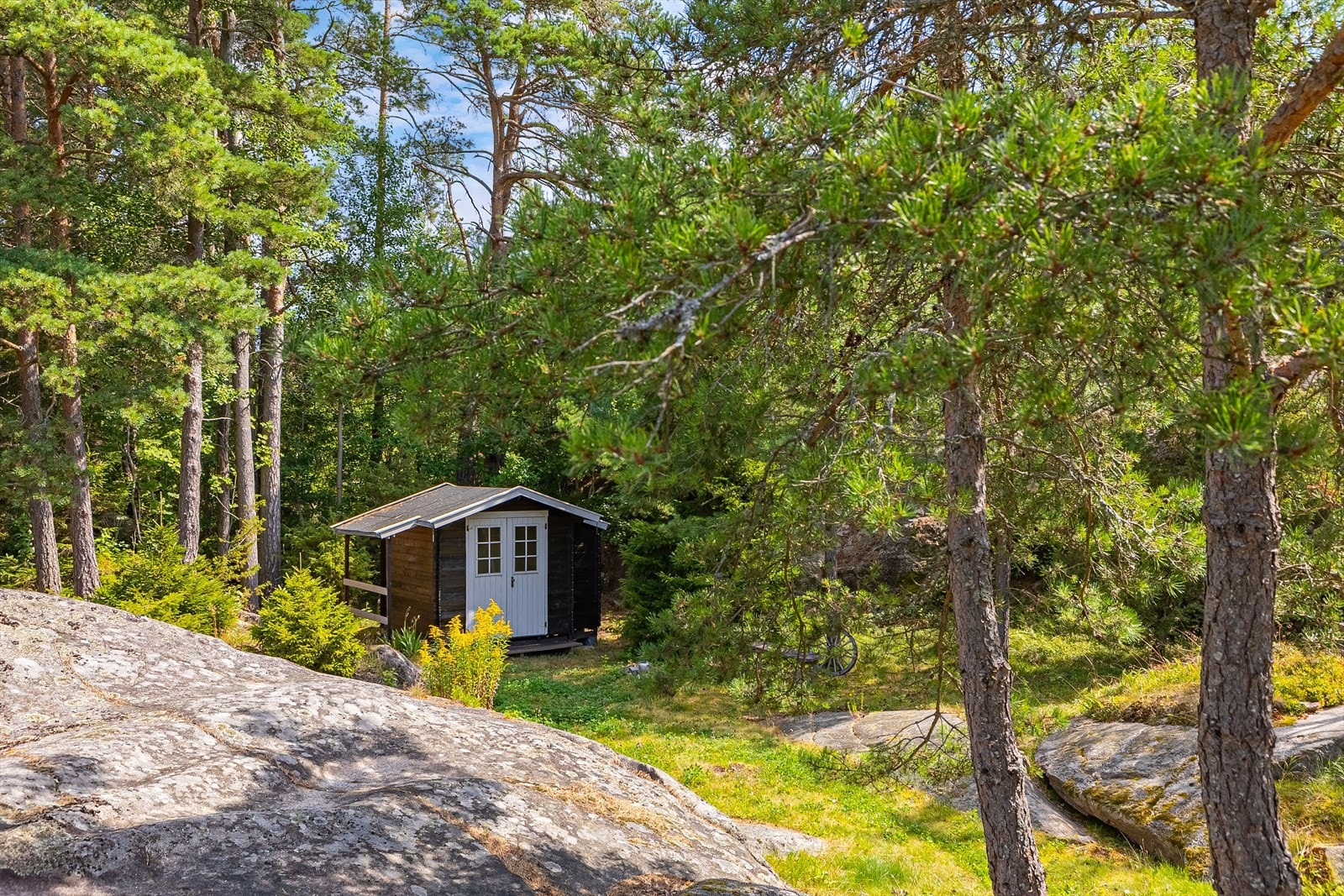 I hagen er det også et praktisk uthus/bod. Galleribilde