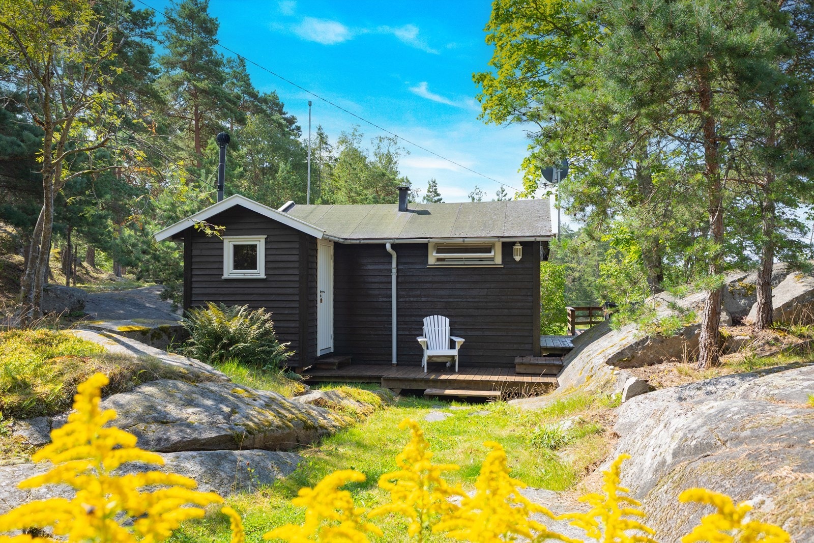 Hytta ligger idyllisk og usjenert til i skogsterreng på vakre Kirkeøy, kun få minutters gange fra båthavn og bademuligheter. Galleribilde