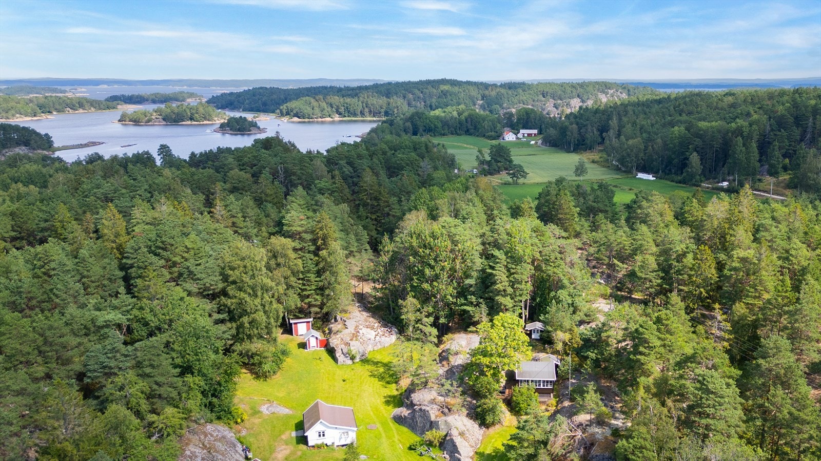 Kirkeøy er den største av Hvalerøyene og byr på en unik kombinasjon av naturtyper - fra blankskurte svaberg og lune viker til frodige gressletter og vakre skogsområder. Galleribilde