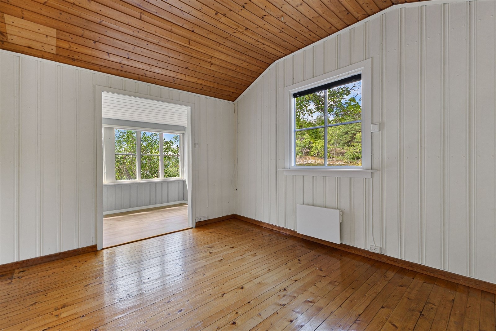 Her er det rikelig med naturlig lys fra kjøkkenet og de store vindusflatene. Galleribilde