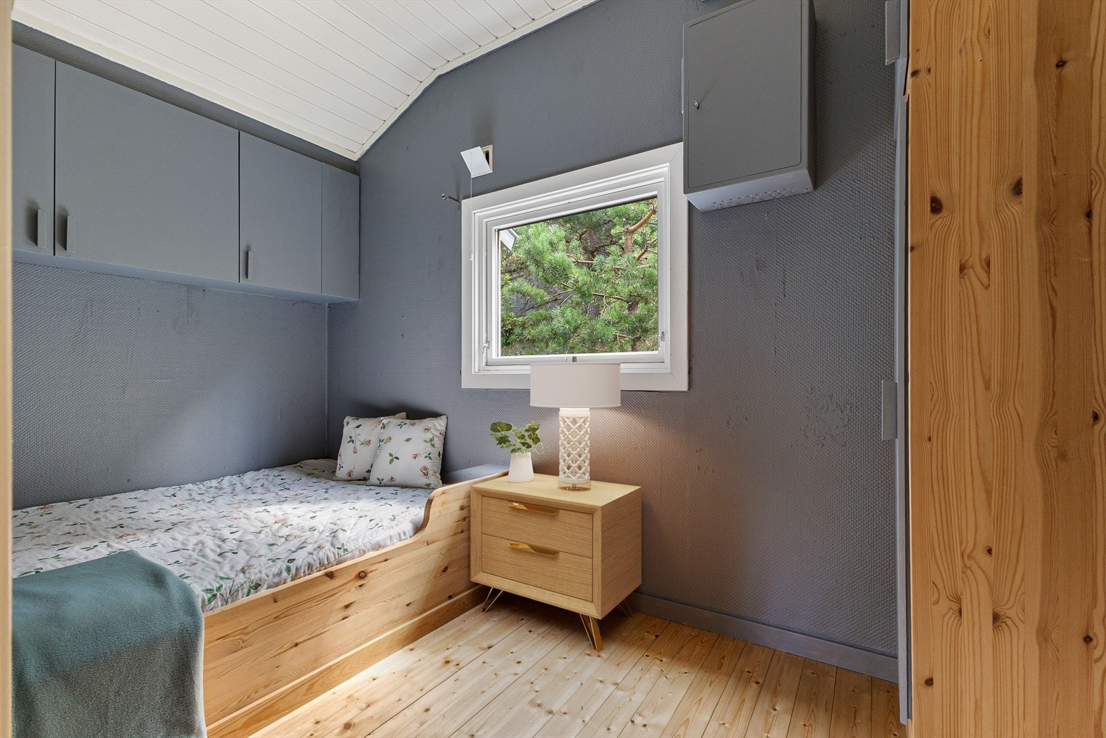 Fra stuen er det adgang til soverommet hvor det er innebygd seng og god plass til både nattbord og garderobeskap. (Digitalt møblert) Galleribilde