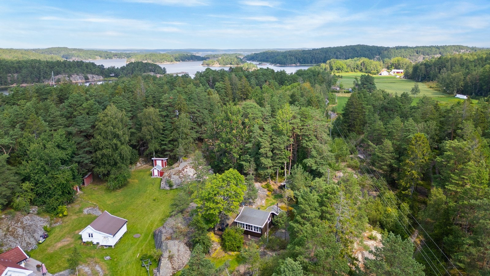 Beliggenheten er perfekt for deg som søker et rolig og usjenert fristed, samtidig som du har kort vei til sjøen - kun noen minutters gange til Botnekilen båthavn og flotte bademuligheter. Galleribilde