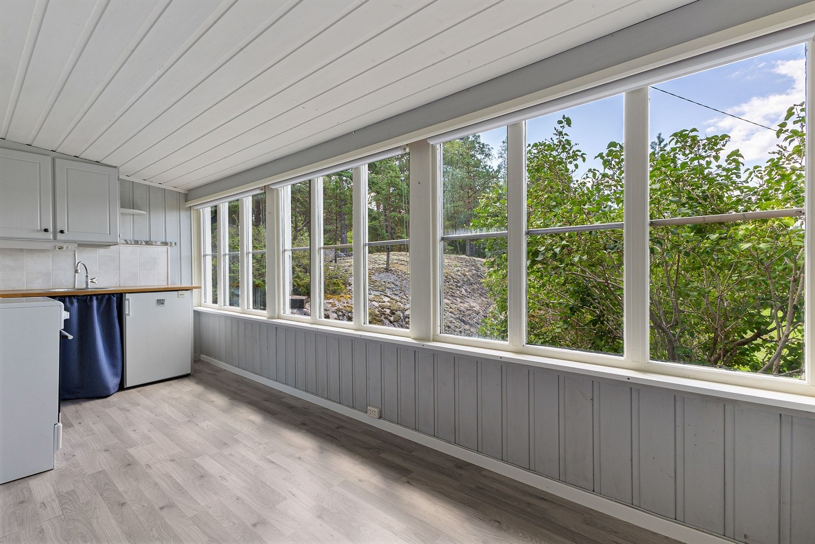 Kjøkkenet er utstyrt med oppvaskkum, komfyr m/ keramisk topp og kjøleskap. Galleribilde