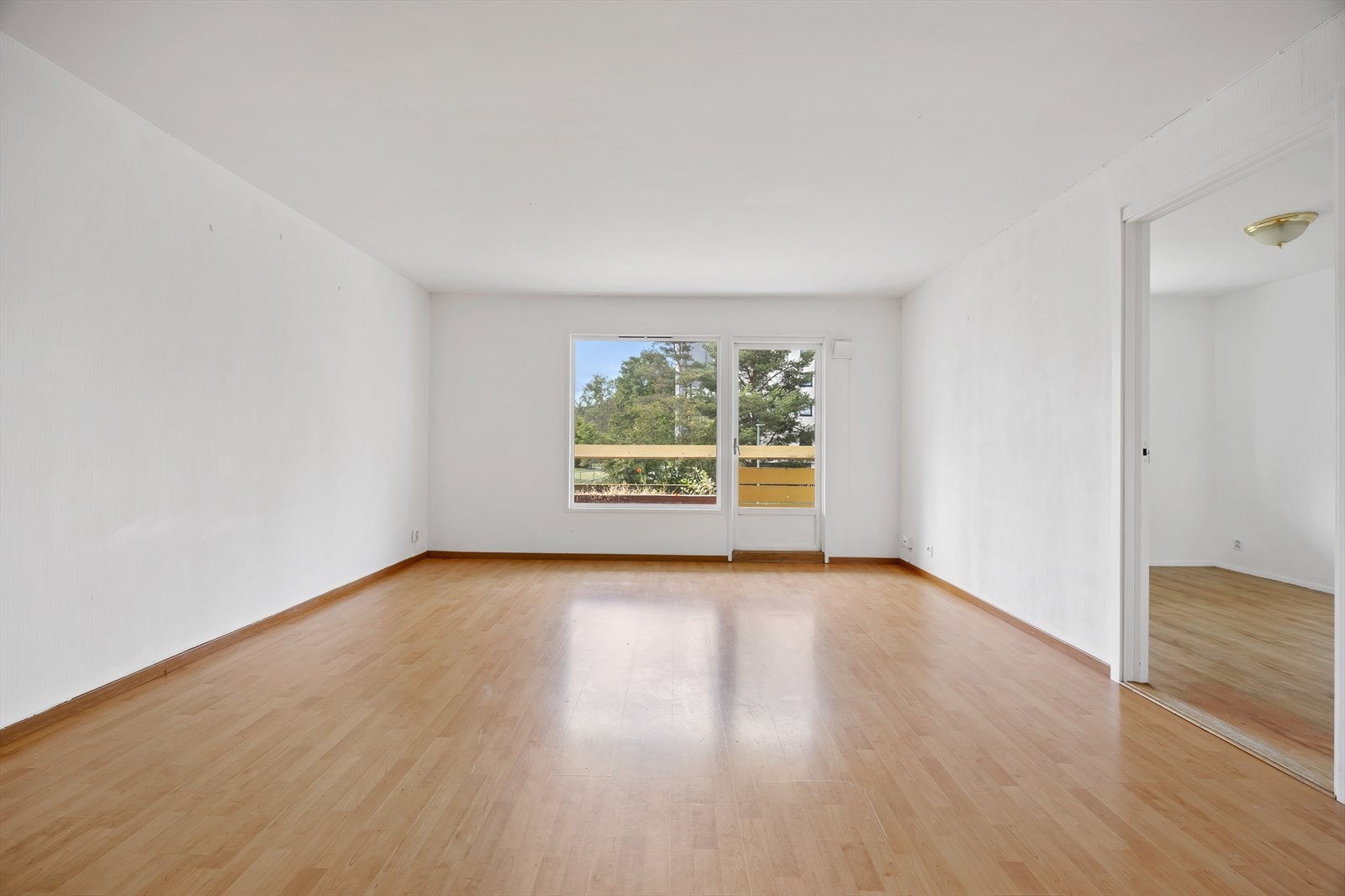 Stuen er lett å møblere og har utgang til balkongen - ideell for avslapning. Galleribilde