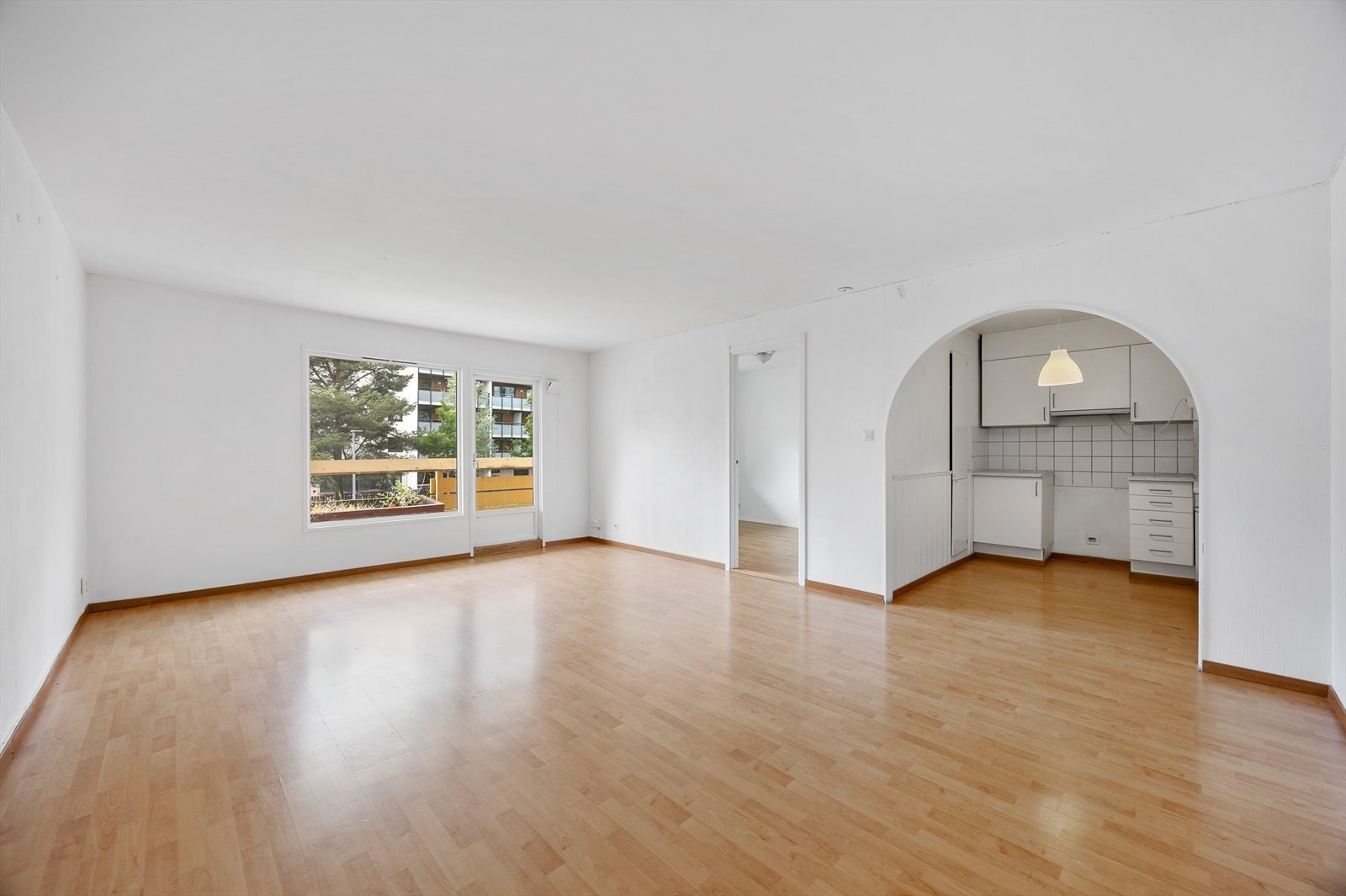 Stuen har store vindusflater og direkte tilgang til balkong på 10m². Galleribilde