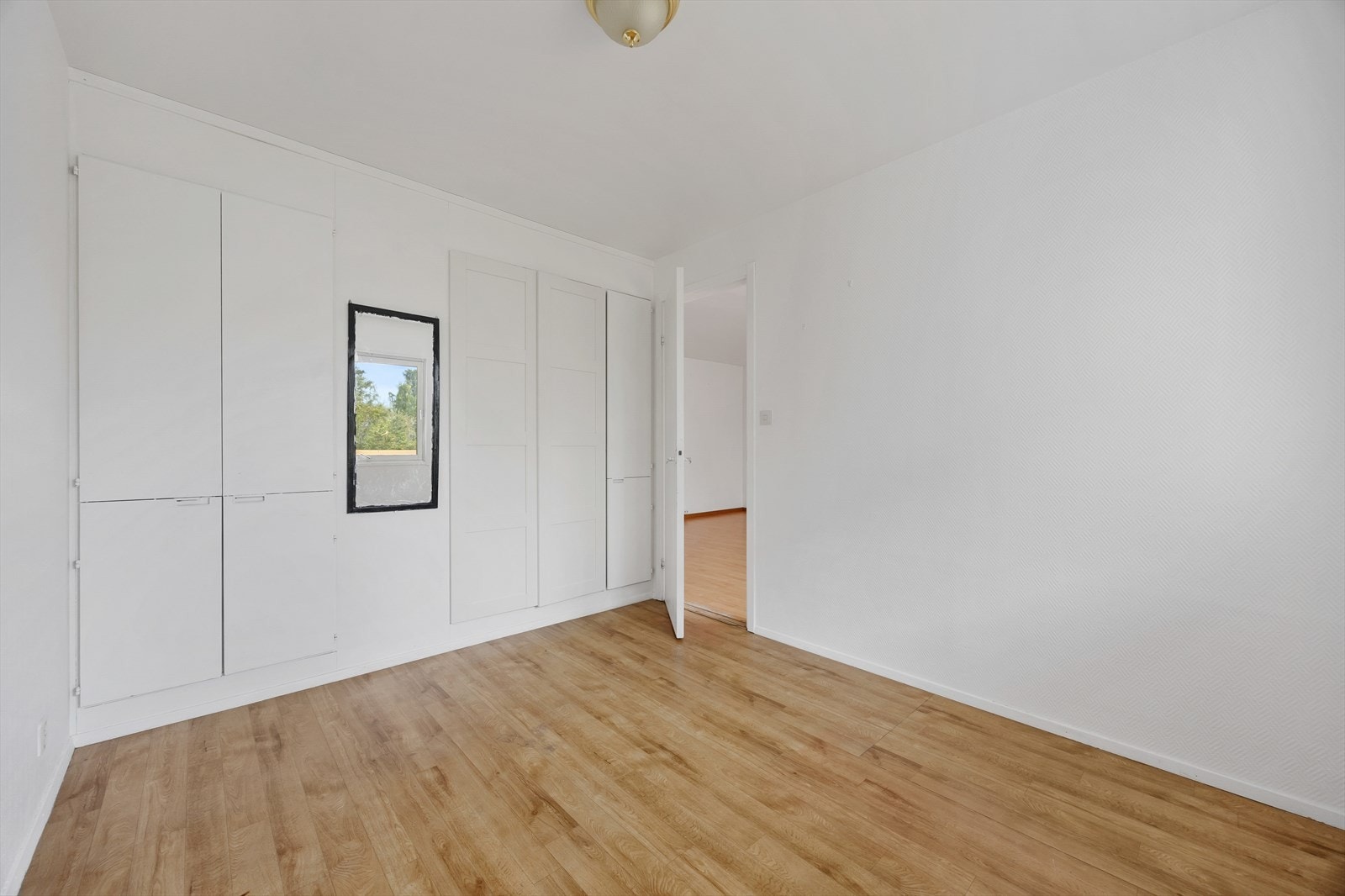 Soverommet har innebygde garderobeskap som gir gode oppbevaringsmuligheter. Galleribilde