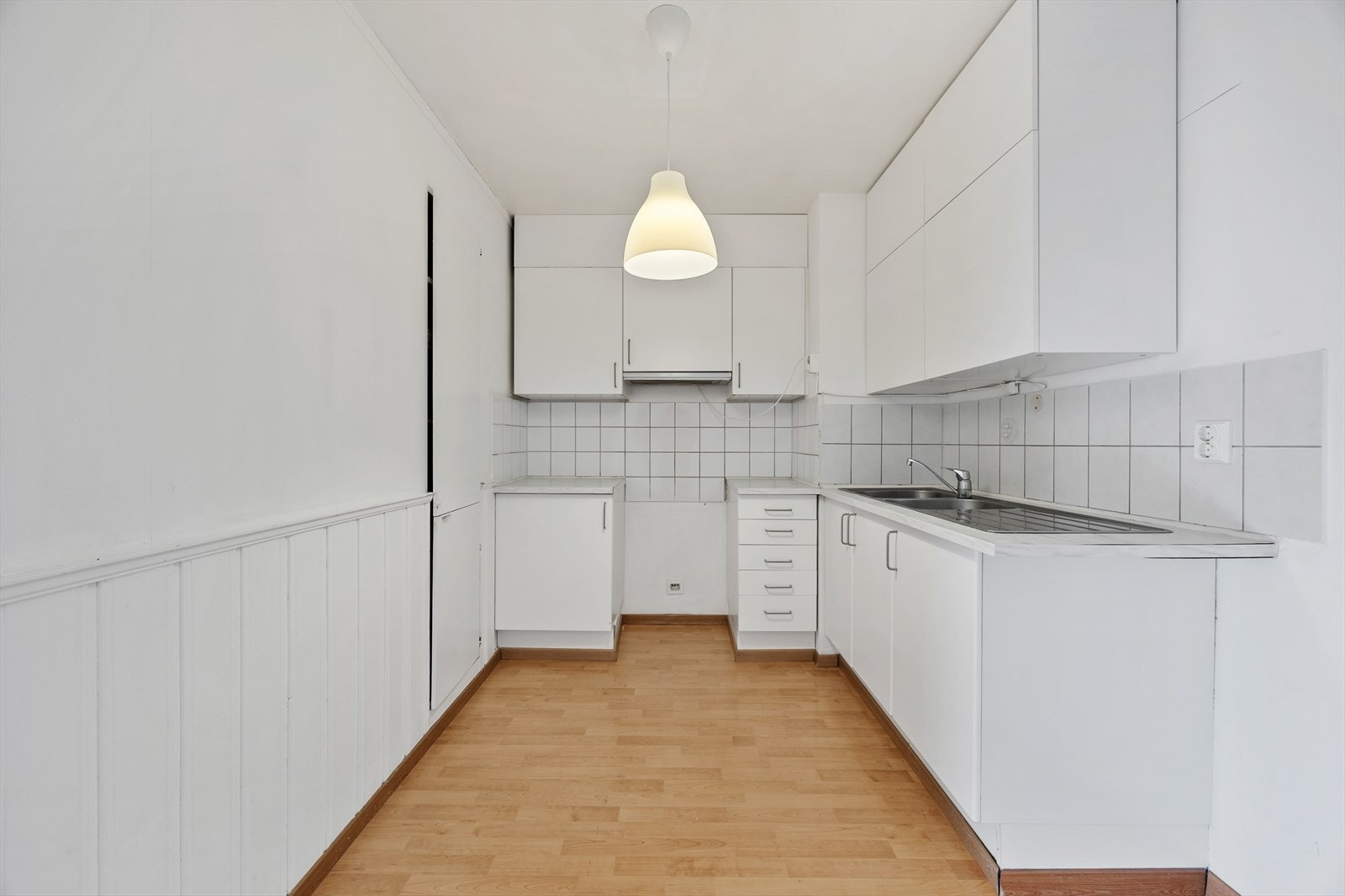 Kjøkkenet har god skapplass og praktisk løsning for både matlaging og oppbevaring. Galleribilde