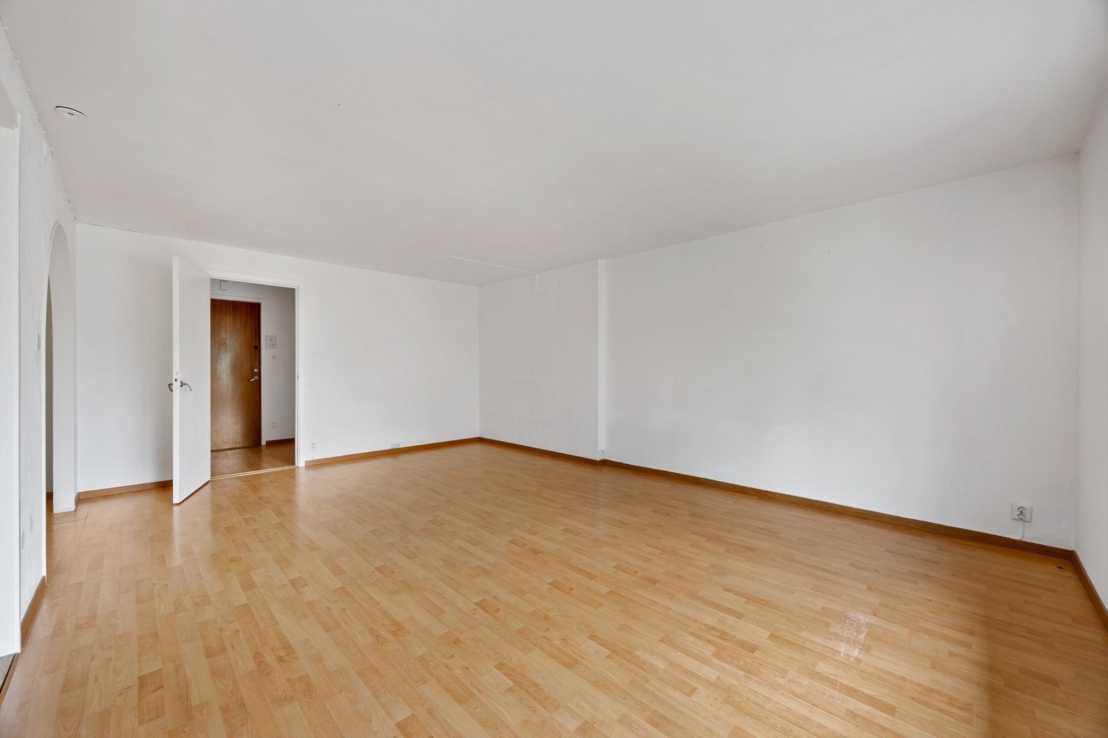 Fra entréen får du en romslig følelse og god oversikt over boligens åpne planløsning. Galleribilde