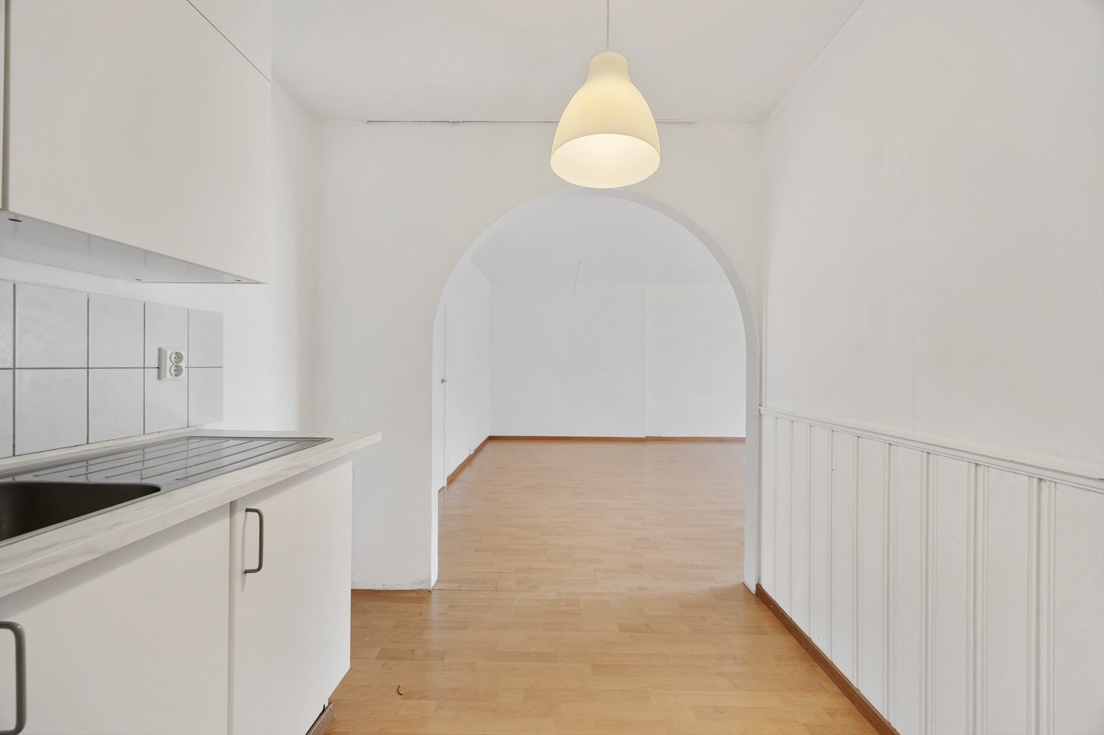 Kjøkken i tydelig adskilt, men likevel åpen løsning mot stuen. Galleribilde